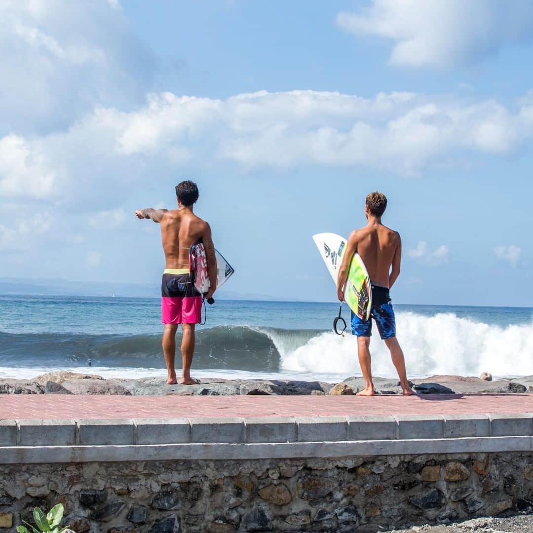 クイックシルバーさんのインスタグラム写真 - (クイックシルバーInstagram)「Wake up. Find a wave. Go surf. The Bali shuffle with @zekelau and @jesse_mendes. 📷 @boskophoto」5月17日 16時00分 - quiksilver