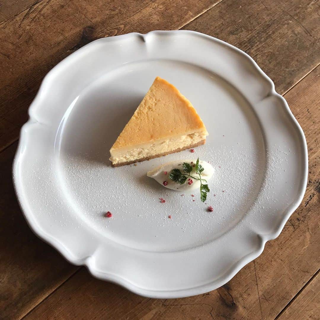 手紙社さんのインスタグラム写真 - (手紙社Instagram)「【菜花・soel臨時休業のお知らせ】 明日5/18（土）菜花・soel共に臨時休業致します。ご来店を予定されていたお客様には大変ご迷惑をおかけいたしますが、ご理解とご協力をお願い申し上げます。 . 菜花では、レモンとホワイトチョコのベイクドレアチーズケーキをご用意しております。しっとりほろほろとした濃厚なホワイトチョコの生地に、レモンの爽やかな香りが口いっぱい広がります。 . 2019.5.17 . #手紙社#手紙舎#菜花#ホワイトチョコレート#レモン#ベイクドレアチーズケーキ」5月17日 16時01分 - tegamisha