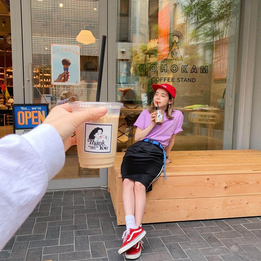 瀬戸あゆみさんのインスタグラム写真 - (瀬戸あゆみInstagram)「新しく出来た @hohokamcoffee でひと休み。 Aymmyちゃんの飼い犬Lillyちゃんファン必見のTシャツを着てました。🐩 この日あまりに眠くて10分くらい外のベンチでごろごろしていたよ。。(最後の写真参照) #aymmy #ayumi_outfit」5月17日 16時01分 - setoayumi