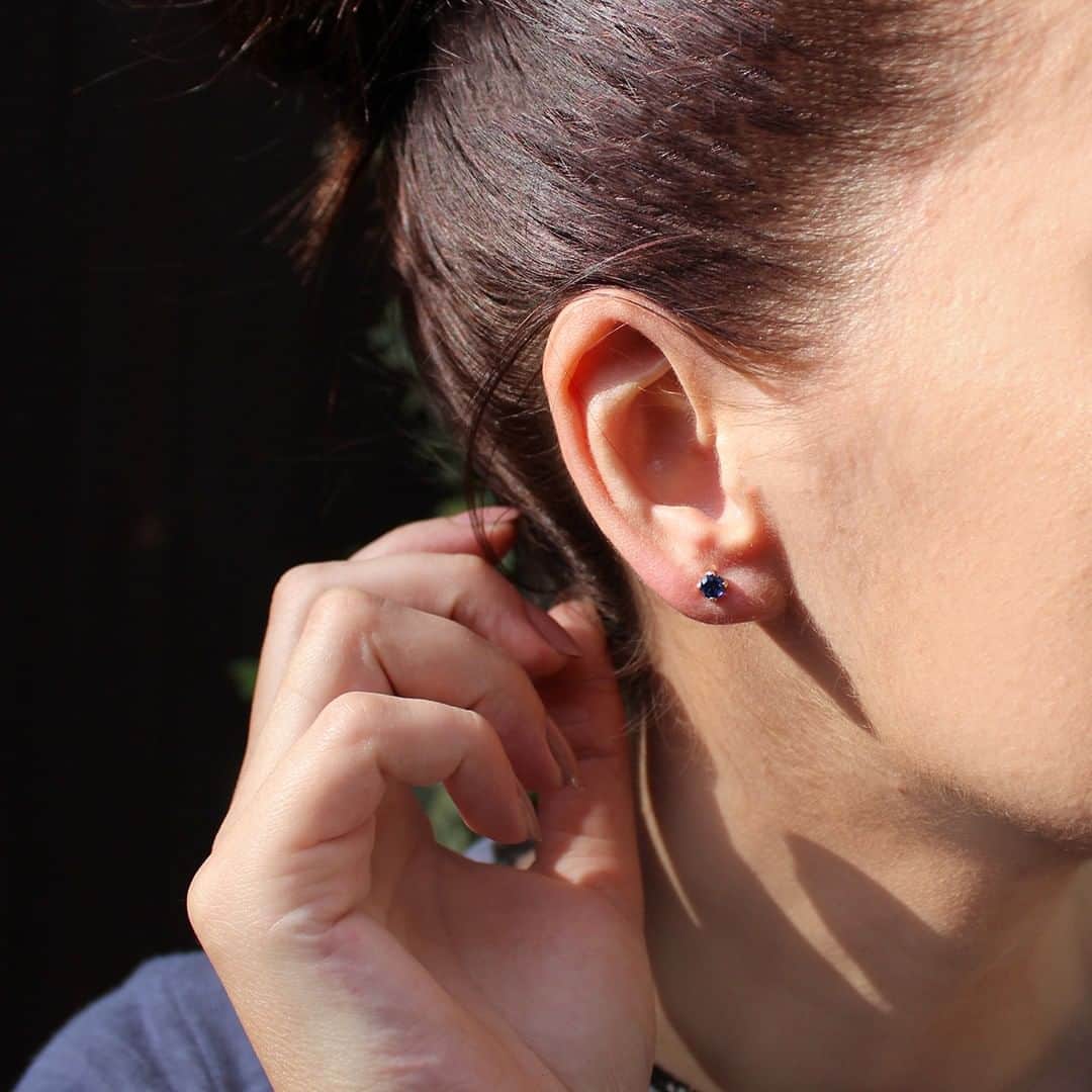 のインスタグラム：「Find your own precious style, get in touch to make them your way with your choice of gemstone! . . #Handmade #Bespoke #BritishDesign #Sapphire #Gold #Sparkle #Gemstone #Jewels #Earrings #Studs #SomethingBlue #Precious #Jewellery #Jewelry #DowerAndHall」