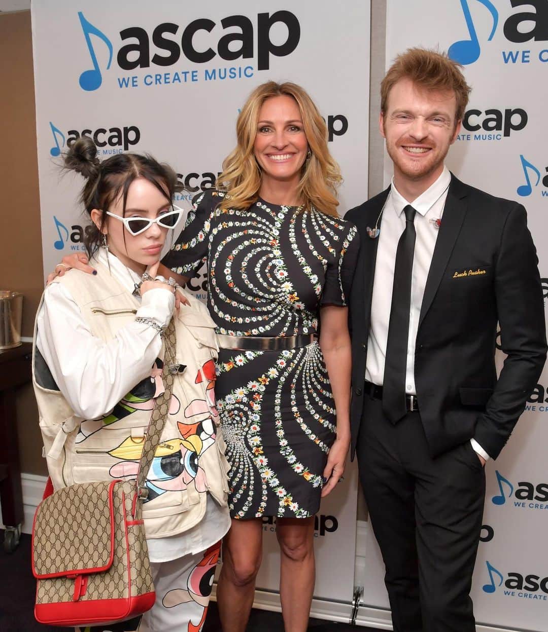 ASCAPさんのインスタグラム写真 - (ASCAPInstagram)「@juliaroberts presents @billieeilish & @finneas with their #ASCAPPop Vanguard Awards 🏆🏆」5月17日 16時17分 - ascap