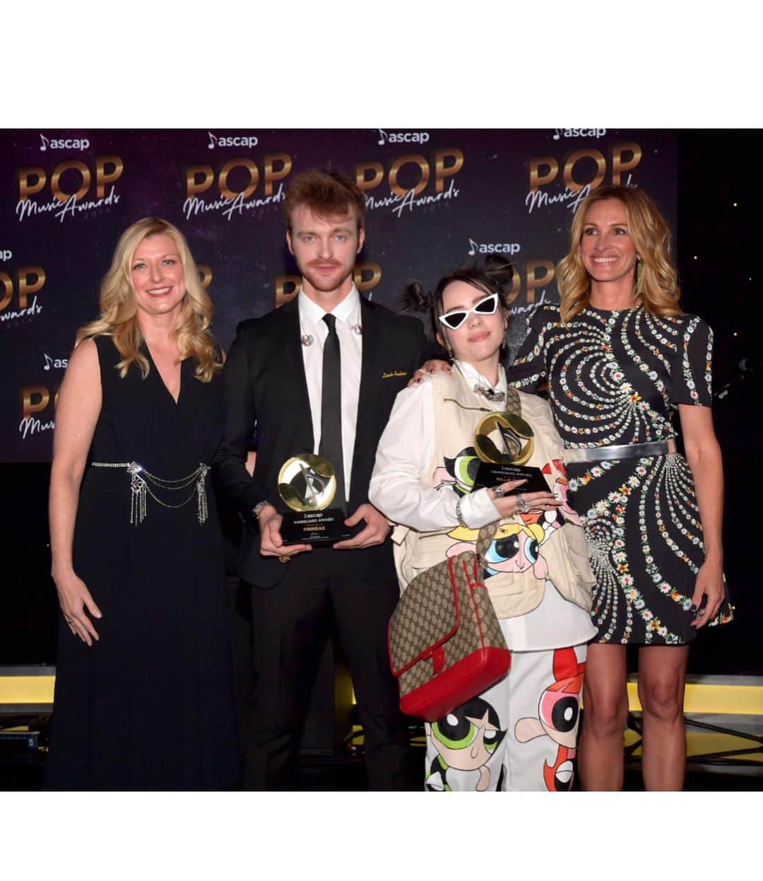 ASCAPさんのインスタグラム写真 - (ASCAPInstagram)「@juliaroberts presents @billieeilish & @finneas with their #ASCAPPop Vanguard Awards 🏆🏆」5月17日 16時17分 - ascap
