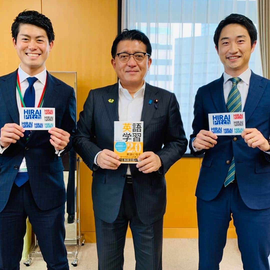 平井卓也さんのインスタグラム写真 - (平井卓也Instagram)「第44回Pitch to the Minister懇談会、”HIRAI Pitch"を開催。「人×テクノロジーによる英語学習の未来と英語業界の変革」をテーマに、岡田祥吾・株式会社GRIT代表取締役社長らによるピッチ。皆さん誰しも学生時代に学校で英語を勉強したと思いますが、にもかかわらず社会人になって苦労した経験をお持ちの方も多いはず。自らのポテンシャルを解放してグローバルに活躍する上で、また、海外の優秀な人材に日本企業で働いてもらう上で、英語力のボトルネックの解消は不可欠です。同社は今後、データ・AIと人のそれぞれの良さを組み合わせて英語学習のバージョンアップをしていくとのことで、更なる取組を期待します！岡田社長の本も頂きました。ありがとうございます。  #平井卓也 #平井ピッチ #HIRAIPitch  #英語」5月17日 16時27分 - hiratakuchan0125