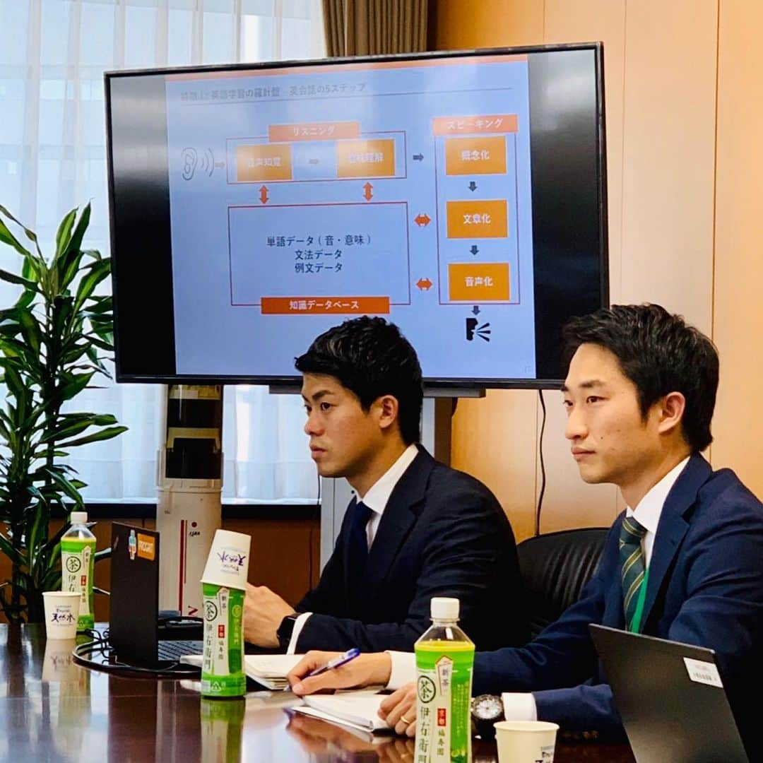 平井卓也さんのインスタグラム写真 - (平井卓也Instagram)「第44回Pitch to the Minister懇談会、”HIRAI Pitch"を開催。「人×テクノロジーによる英語学習の未来と英語業界の変革」をテーマに、岡田祥吾・株式会社GRIT代表取締役社長らによるピッチ。皆さん誰しも学生時代に学校で英語を勉強したと思いますが、にもかかわらず社会人になって苦労した経験をお持ちの方も多いはず。自らのポテンシャルを解放してグローバルに活躍する上で、また、海外の優秀な人材に日本企業で働いてもらう上で、英語力のボトルネックの解消は不可欠です。同社は今後、データ・AIと人のそれぞれの良さを組み合わせて英語学習のバージョンアップをしていくとのことで、更なる取組を期待します！岡田社長の本も頂きました。ありがとうございます。  #平井卓也 #平井ピッチ #HIRAIPitch  #英語」5月17日 16時27分 - hiratakuchan0125