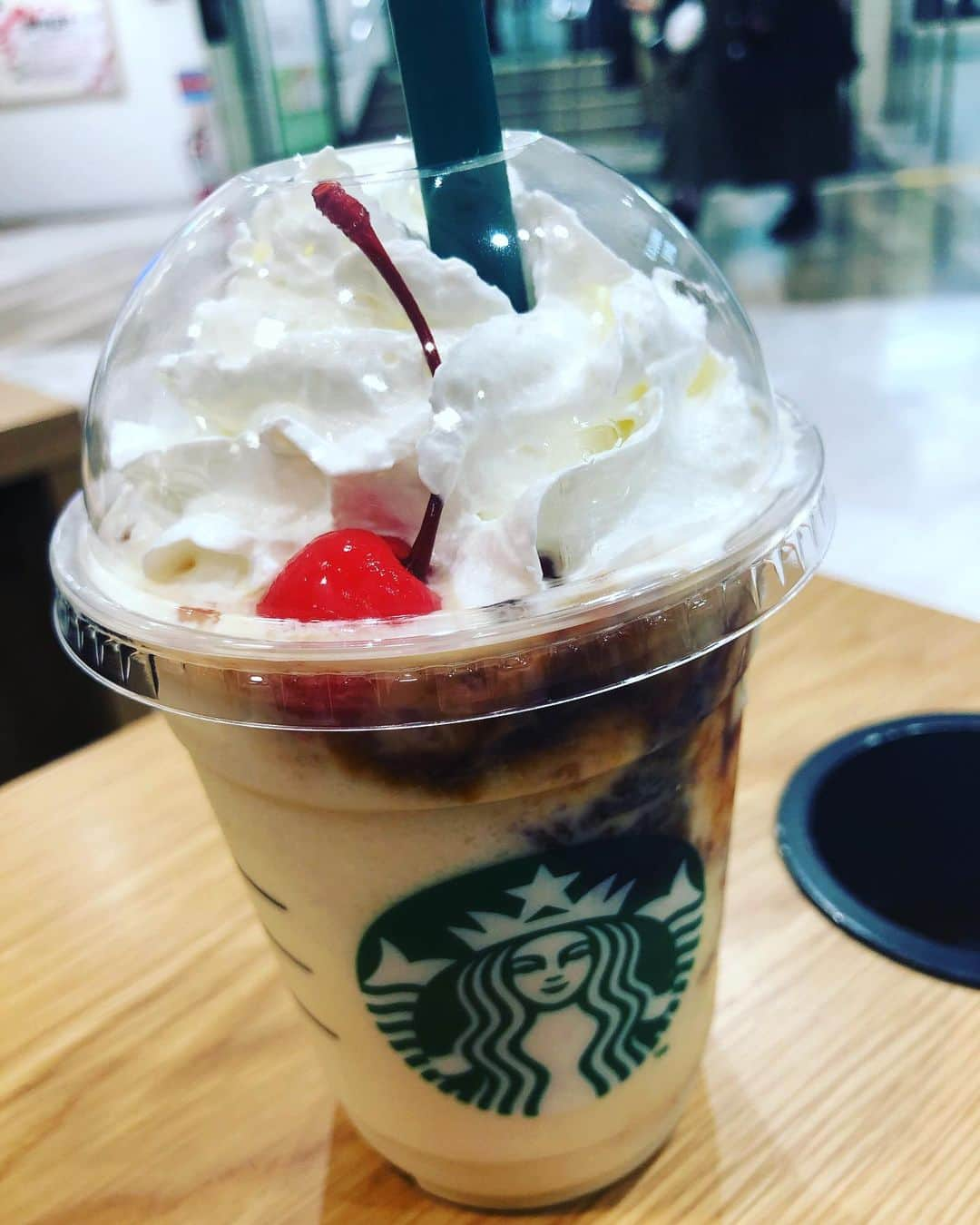 三宅智子さんのインスタグラム写真 - (三宅智子Instagram)「スタバのプリンアラモードフラペチーノのが、甘くて激うまぁ💕  これは、5リットルくらい飲みたい‼️ #プリンアラモードフラペチーノ #starbucks #スターバックス #期間限定フラペチーノ」5月17日 16時27分 - tomoko1121m