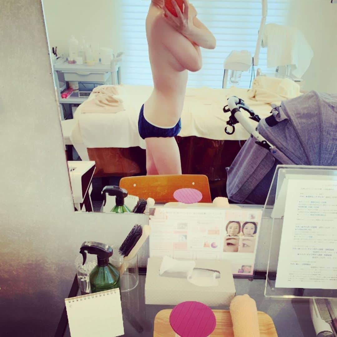 土井千春さんのインスタグラム写真 - (土井千春Instagram)「朝から上の子を預けてエステでハイパーナイフの全身コースやってきました💆‍♀️💗 産後の身体のケアは勿論、心も息詰まらないように自分時間を無理やりでも作るようにしてます😇  今は限られた時間とお金は産後ケアに使おうと思ってます💗体型もしっかり戻したいしね！  現在産後3ヶ月で15キロ痩せ残り2.5キロとなりましたが最後の3キロがほんとに大変ですよね！第一子のときは23キロ増え、今回は17キロだけど残り2.5キロくらいまでの苦労は変わりませんでした。笑  今月からはドローインやなるべくお散歩したり自宅で15分くらいエクササイズを取り入れてます💗  あとはデルールとダイエットマニュアルに沿った食事で😇  ハイパーナイフで全身がポカポカ解されたのでしっかり水分補給してどんどん排泄デトックスしたいからデルールをいつもより多めに飲みます💗  ついつい水分補給忘れてしまうのですがデルールは1日400、1.5リットルは違う水分補給を心がけてます💗  梅雨時期は内臓まで浮腫むしデルールはいつもより多めがおススメです😇  わたしは妊娠中、授乳中でもデルールは飲んでますがデルールは紅茶ベースなので微量のカフェインが含まれてます。1日1杯はカフェインは問題ないと医師に言われ、出産時の入院中も医師に確認して飲む承諾は得てますがカフェインに敏感な方や心配な方は主治医に相談して頂くかお控えくださいませ😌  #産後ダイエット#最近代謝よすぎ#gw太りは解消した#デルール#デルールプラス#アラフォーダイエット#産後3ヶ月#年子姉妹#お腹の浮腫み解消#便秘解消#デトックス#デトックスウォーター#ダイエット仲間#授乳中#混合育児 #しっかり飲んでしっかり排泄が大切#ハイパーナイフ#自分時間」5月17日 16時32分 - chiharudoi