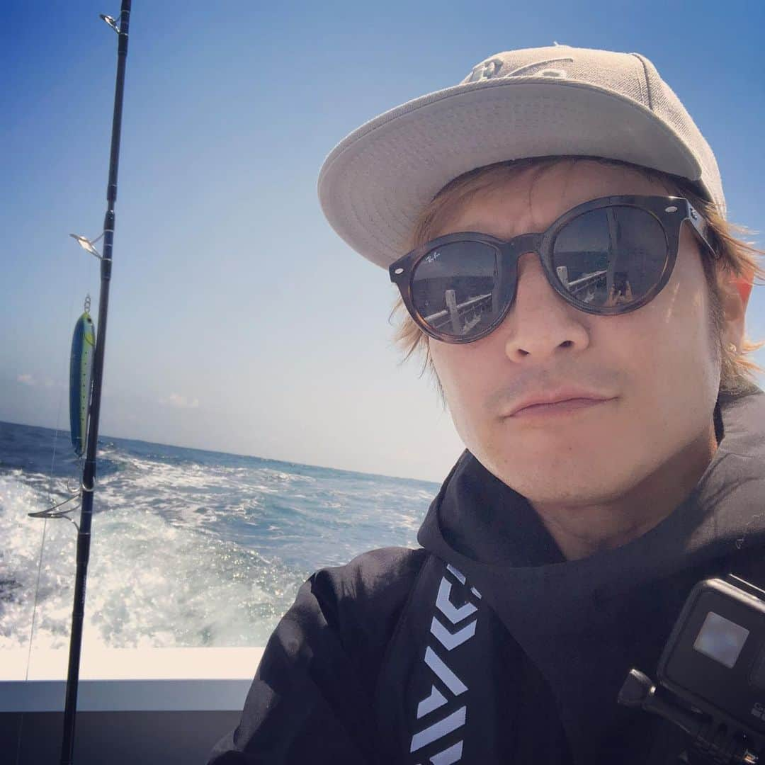 つるの剛士さんのインスタグラム写真 - (つるの剛士Instagram)「今日は千葉の勝浦にて、 照英くん、プロアングラー児島玲子ちゃん、 田村亮くんと"最強！釣りバカ対決"中🎣  昨年からMCの座を賭けて 照英/児島玲子 VS 田村/つるのチーム で10番勝負中。  只今2勝1敗で勝ち越している我々チーム。  今回のターゲットは ヒラマサ。  今回も一勝あげることはできるのか？！ 乞うご期待。  #最強釣りバカ対決 BS日テレ #移動中児島玲子ちゃんは奥で横になっています笑 #サングラスをロストしてしまいました。。 #宏昌丸」5月17日 16時42分 - takeshi__tsuruno