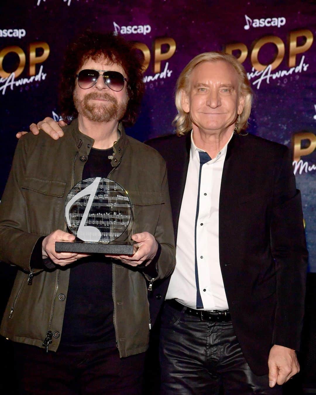 ASCAPさんのインスタグラム写真 - (ASCAPInstagram)「@joewalshofficial presents @jefflynneselo with the #ASCAPPop Founders Award 🏆」5月17日 16時38分 - ascap