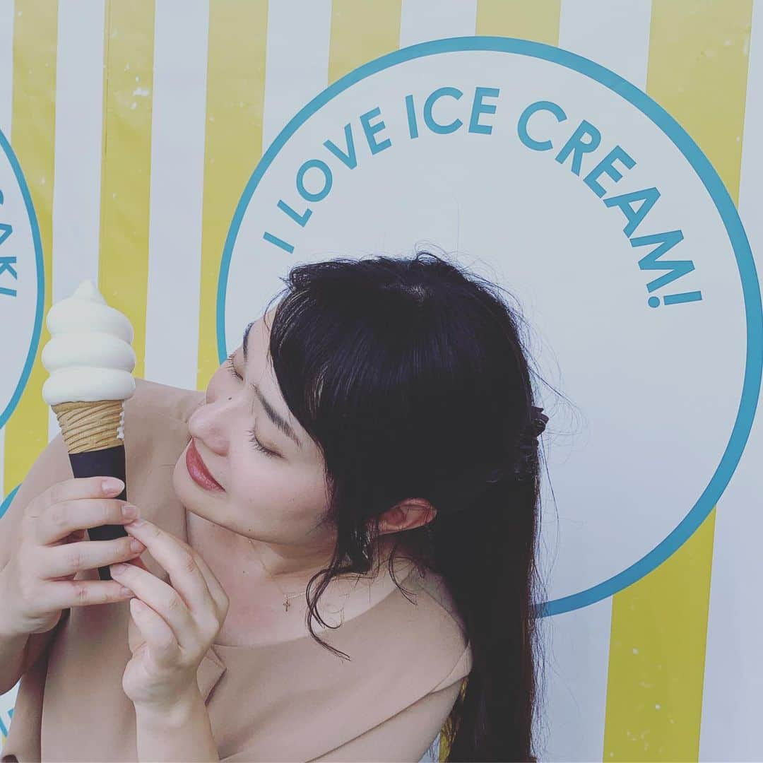 佐藤綾子さんのインスタグラム写真 - (佐藤綾子Instagram)「🍦待ってました🍦  長崎の初夏の風物詩となりつつある…﻿ あいぱくが今年も始まります！🍨﻿ ひとあしはやく試食を……ゲヘヘ……﻿ ﻿ 東京でもなかなか食べられない、北海道の #ウミエール さんの #北海道オーガニックミルクソフト ！﻿ なめらかで唇が溶けたのかと思いました。﻿ 写真撮られることより﻿アイスが溶けることの方が気がかり。 ﻿ 詳しくはこのあと夕方6:15から、nccで！﻿ ﻿ #あいぱく #あいぱく長崎 #AIPAKU #nagasaki #かもめ広場 #アミュプラザ長崎﻿ #長崎 #アイス #アイスマニア #アイスクリーム﻿ #ncc #長崎文化放送 #スーパーjチャンネル長崎 #取材日記」5月17日 16時43分 - satoaya_ncc