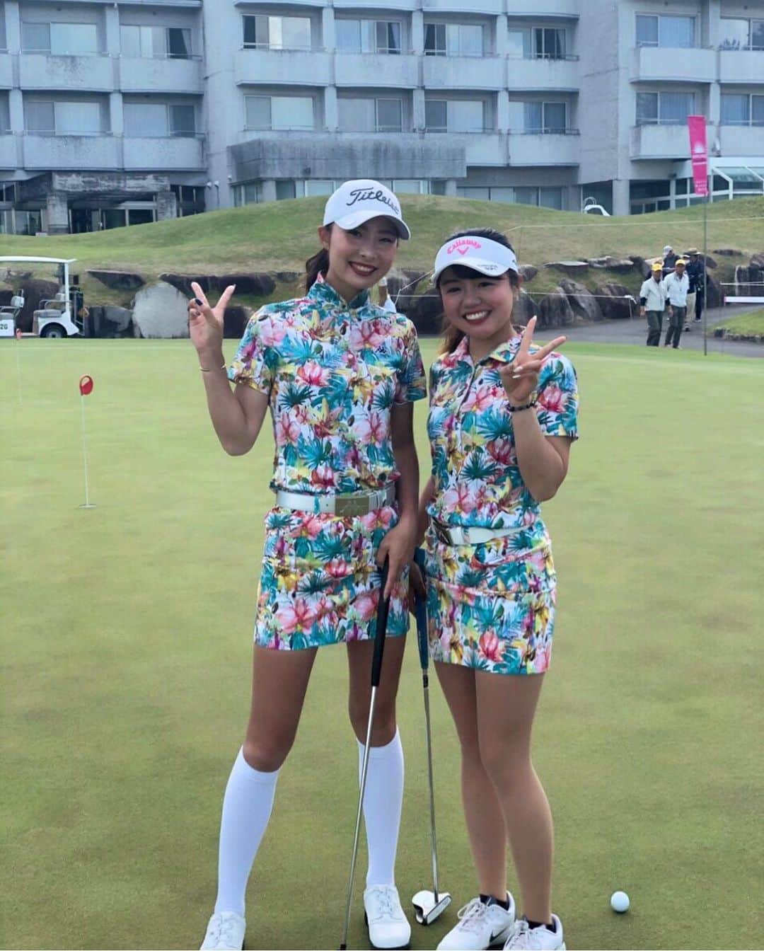 鶴岡果恋のインスタグラム：「. 連続投稿失礼します！ そして同じkappaウェア契約の 廣田真優とウェアを最終日揃えちゃいました🥺❤️ #kappa #kappagolf #ゴルフウェア #春夏ウェア #twin」