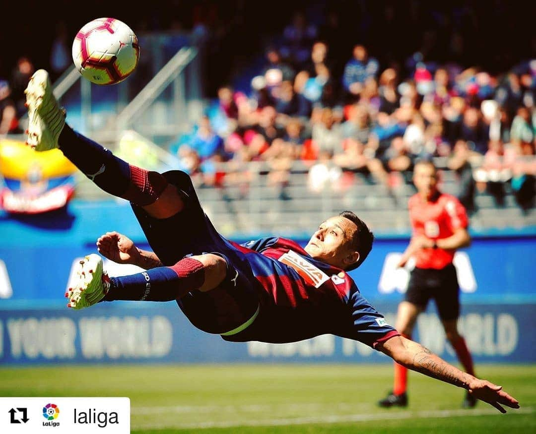 SDエイバルさんのインスタグラム写真 - (SDエイバルInstagram)「🤩 I believe I can fly... 🎶 @fabianorellanaoficial 🛩️ #Repost @laliga ・・・ Have you ever scored a bicycle kick in your life? 😉 • #LaLiga #LaLigaSantander #BicycleKick #Orellana #Eibar #Chilena」5月17日 16時52分 - sdeibar