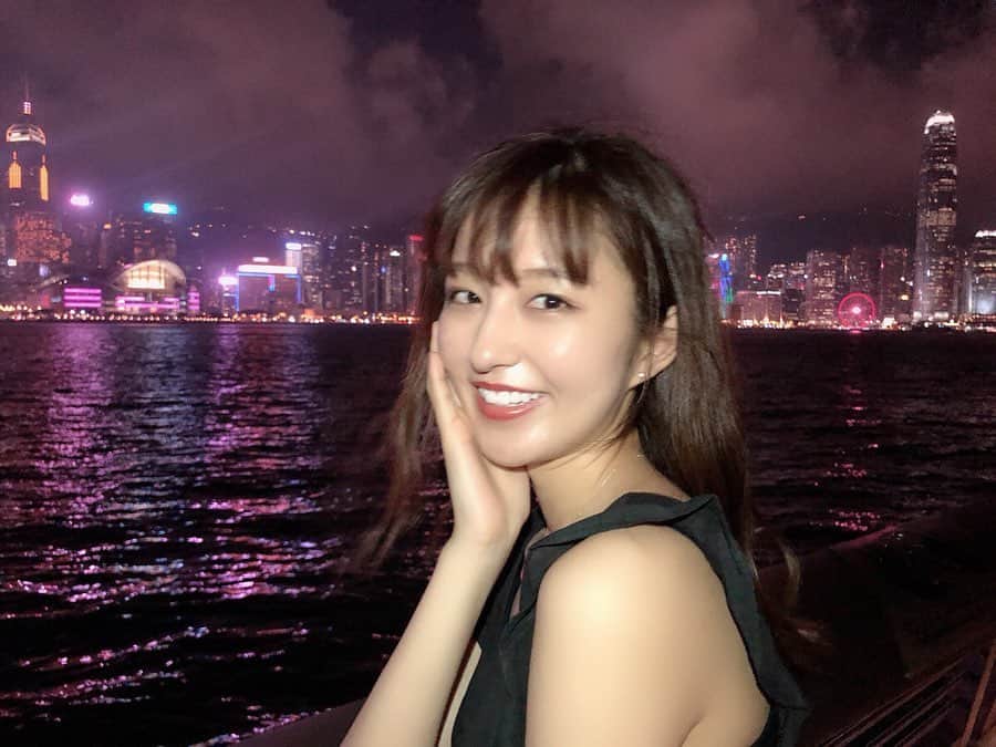 市野莉子さんのインスタグラム写真 - (市野莉子Instagram)「- 昨日、夜景を見に行ったよ〜🌖 綺麗すぎて心が浄化されたぁ。 海沿いのんびり歩いてる時間が 幸せすぎたぁ。 - #りかりこ#双子#香港#香港旅行#夜景#尖沙咀#100万ドルの夜景#メイク#ファッション#makeup#twins#me#hongkong」5月17日 16時52分 - riko_ichino