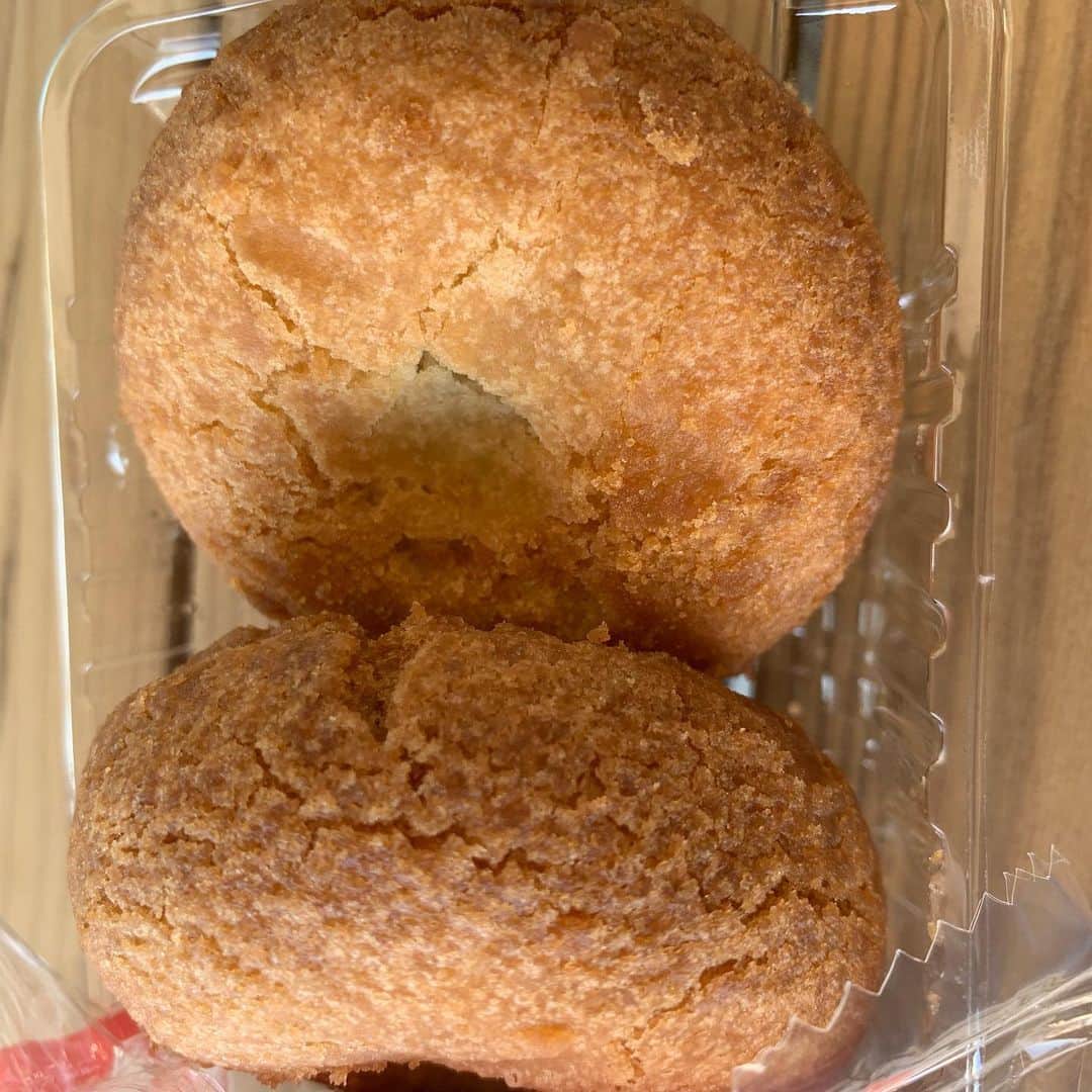 酒井雄二さんのインスタグラム写真 - (酒井雄二Instagram)「おやつパトローカルパンハンター！ 呉のフライケーキ食べ比べ。 福住の店頭揚げたて感は安価にしてごちそう。 対してミニあんドーナツ方向のヤマザキの製品。ひと口サイズがうれしい #ローカルパンハンター #おやつパトロール」5月17日 16時52分 - uzysakai