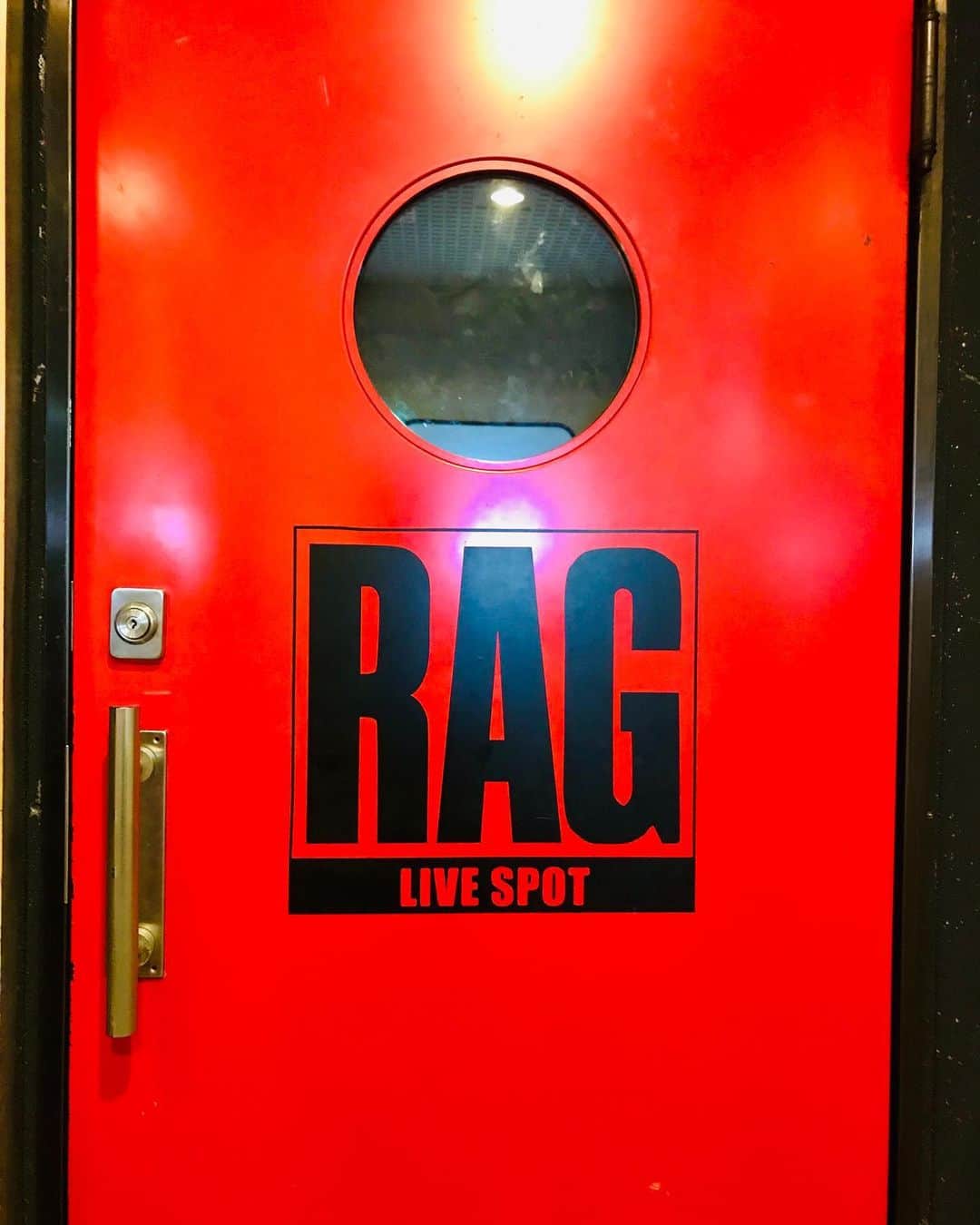 藤巻亮太さんのインスタグラム写真 - (藤巻亮太Instagram)「京都に到着しました〜！ 本日は、LIVE SPOT RAG！！！ . ★グッズ販売は18:30〜19:20 （会場内となります） . ★CD販売も18:30〜19:20です . NEWアルバムお買い上げの方に先着順で 藤巻亮太 直筆サイン色紙をプレゼントいたします！！ （なくなり次第終了です…！） . （スタッフE）  #藤巻亮太 #inthebeginning #LIVESPOTRAG」5月17日 16時54分 - ryota_fujimaki