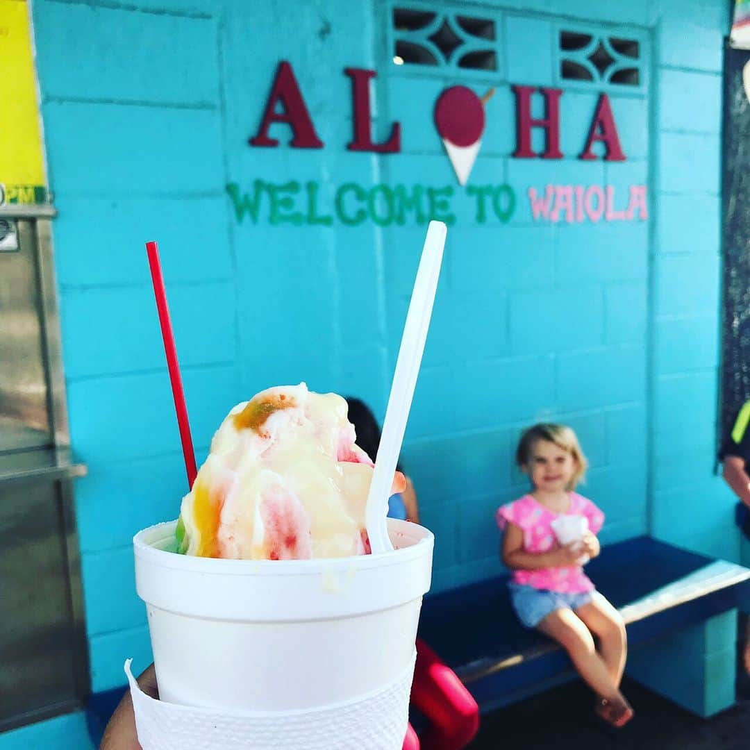 Lilly and Emmaさんのインスタグラム写真 - (Lilly and EmmaInstagram)「. . 🍧one of the most popular shave ice "Waiola Shave Ice"  ハワイで大人気のシェイブアイス店😋 . . . #lillyandemma #hawaii #feelaloha #vsco #vso #vscocam #luckywelivehi #luckyliveinhawaii #instagood #photooftheday #love #happy #shaveice#aloha#waiolashaveice#ハワイ # #ハワイ好き #ハワイ好きな人と繋がりたい#シェイブアイス#ワイオラシェイブアイス」5月17日 16時59分 - lilly_emma_hawaii