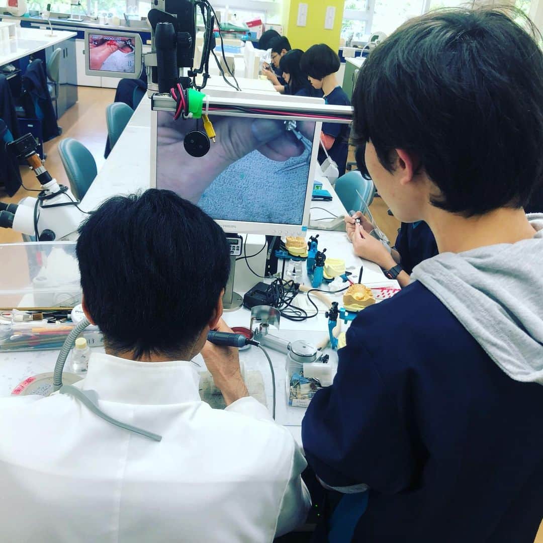 新東京歯科技工士学校さんのインスタグラム写真 - (新東京歯科技工士学校Instagram)「本日の1年生の授業は「研磨」  入学して１ヶ月半でここまでキレイに磨けるようになりました✨  磨いた物を先生に見せ、フィードバックを頂きます🤔  終わった人はワックスアップの練習をしています。 溶かした蝋で歯の形にもりあげていきます🗻  # 新東京歯科技工士 #歯 #技工士 #専門学校#金歯 #新1年生 #進路 #授業 #ものづくり」5月17日 16時55分 - shintokyodental