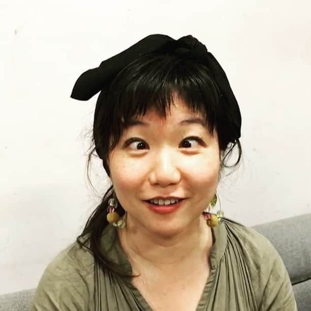 のインスタグラム：「仙台に来ております♫  今夜は仙台のサンプラザで鈴木雅之さんのライブ！ これで目の疲れもバッチリ取れました？！🤣 #ノーメイクですみません  #楽屋のひととき  #休憩時間 #目の体操 #有坂美香」