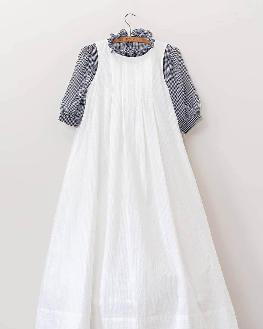 キャベジズ&ローゼズのインスタグラム：「The charming Rosemary dress is now online! With a flattering pleated front & back and a deep hem for weight and swing. Cool simplicity.  #cabbagesandroses #cabbagesandrosesfashion #oekotex  #summerdress #seersucker #whitedress #everydaywear #livinglifebeautifully #britishfashion #madeinengland @christina_strutt @cabbagesandroses_shop @thecountrybrocantestore」