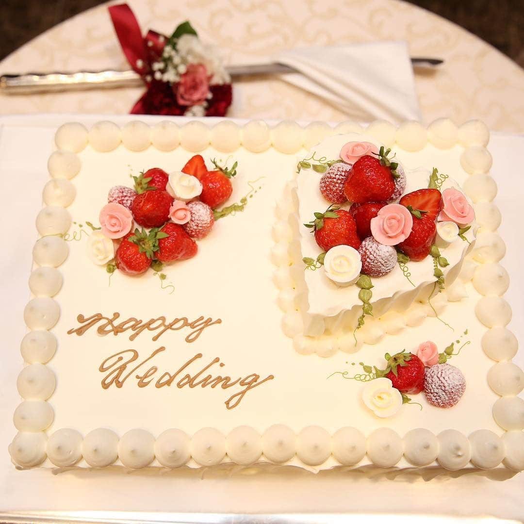 ホテルモントレウェディング【公式】 のインスタグラム：「♥ ￣￣￣￣￣￣￣￣￣￣ @montereyweddingをフォローして 『 #モントレ花嫁 』『 #ホテルモントレ』の タグをつけて投稿してくださいね＊*. . 1段のウェディングケーキ♡ クリームの絞りでも印象がガラリと変わりますね*. . ◆ホテルモントレ公式HPはこちら* https://www.monterey-wedding.jp . #モントレ #モントレ花婿 #dressy花嫁 #プレ花嫁 #marry花嫁 #卒花 #marryxoxo #wedding #weddingceremony #weddingreception #weddingparty #weddingdress #dress #flower #weddingbouquets #プラコレ #結婚式場 #ウエディングニュース  #日本中のプレ花嫁さんと繋がりたい #結婚式 #パーティー #披露宴 #ホテルウェディング #ウェディングケーキ #weddingcake #cake #cakedecorating」