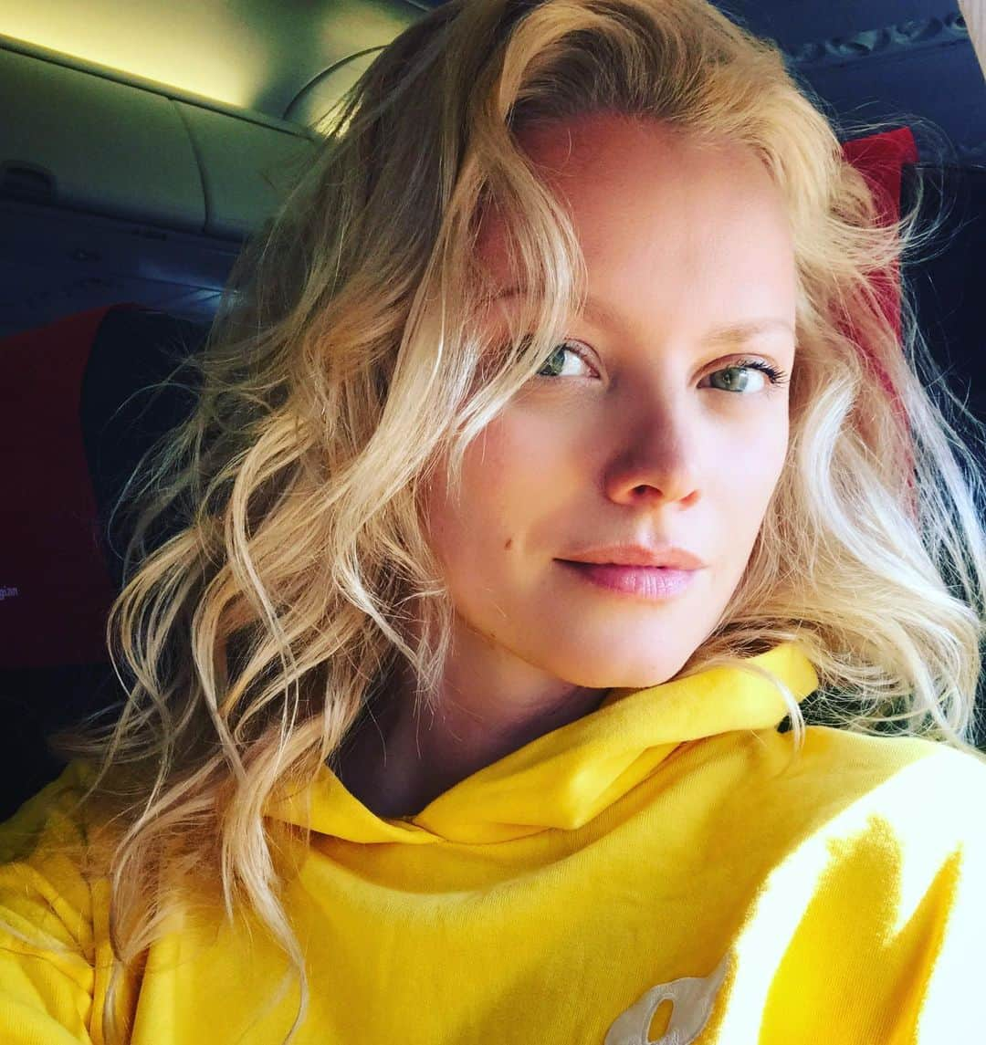 フランツィスカ・クヌッペさんのインスタグラム写真 - (フランツィスカ・クヌッペInstagram)「flying to Oslo/ Norway now for an electric weekend with @mercedesbenz ❤️💋✨⚡️ 🎶 Mercedes Benz Ambassadors from all over the world will come together #onefamily #mbambassador #lovemyjob #enjoylife #everysecond」5月17日 17時00分 - franziskaknuppe