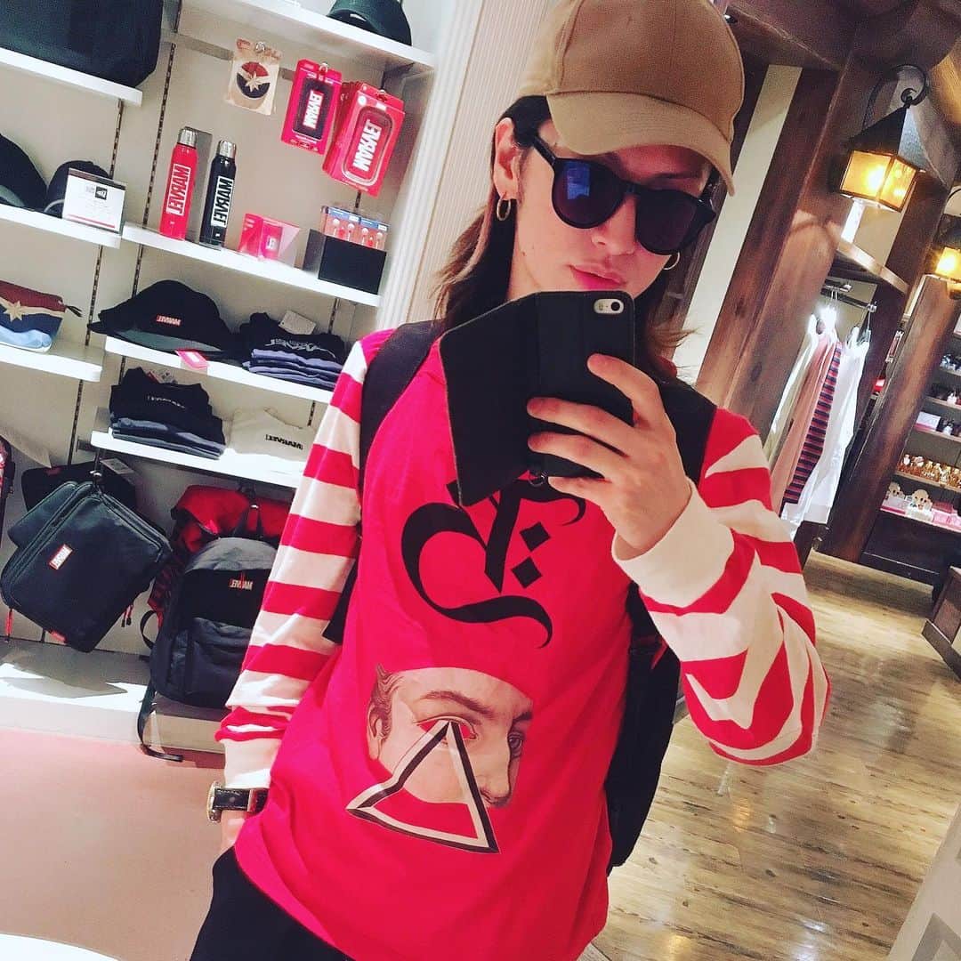 のインスタグラム：「in ディズニーストア﻿ たまたま東京ディズニーリゾート 35周年 アニバーサリー・セレクションの予告映像が流れていて丁度ミニオでテンション上がってにたにた口ずさんだ。﻿ ﻿ #disneystore#shibuya#mickey#minnie﻿ #FAMT#ADSR﻿ #UNDERCOVER#sulvam ﻿ #MM6MAISONMARGIELA#ootd﻿」