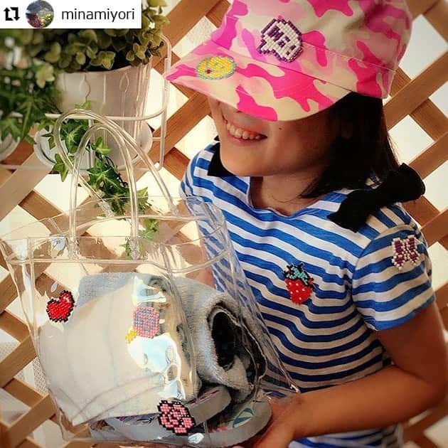 revibloさんのインスタグラム写真 - (revibloInstagram)「★本日のPick UP★今回ご紹介するのはこちら♪ ﻿ ﻿ ━･･━･･━･･━･･━･･━･･━﻿ @minamiyori  娘と一緒に【キラッとダイヤアート ぷちキラワッペンセット】を使ってワッペンコーディネートを楽しみました♪﻿ シール台紙にダイヤビーズを専用のスティックを使って並べて、ピクセルアートのワッペンを自作できるキットです。﻿ 細かくて地味な作業ですが、道具がとても工夫されているので作りやすかったですし、出来上がりもキラキラ輝いてキレイ😁 あらかじめ用意してあるデザインシールの通りに作っても良しだけど、ロリポップのカラーを反転させたりと多少のアレンジは不器用な娘でも出来ました。﻿ フリーシールが一枚付属してたので、娘のリクエストでイチゴを私がデザインして作りました🍓﻿ 帽子とTシャツとビニールバッグにペタペタ貼り付けてのワッペンコーディネートも楽しかったみたい♪﻿ ﻿ ━･･━･･━･･━･･━･･━･･━﻿ #体験#モニター#特別#スキマ時間#プチ贅沢#主婦#学生#クチコミ#口コミ#レビューブログ#reviblo #会員募集中#instagood #followme﻿ #メガハウス#ガールズファッション#ドット絵#ピクセルアート#キッズファッション#インスタキッズ#ig_kids﻿ #キッズコーデ#小学生女子#girlstoy#おもちゃ#女の子ママ」5月17日 17時01分 - trami_ig