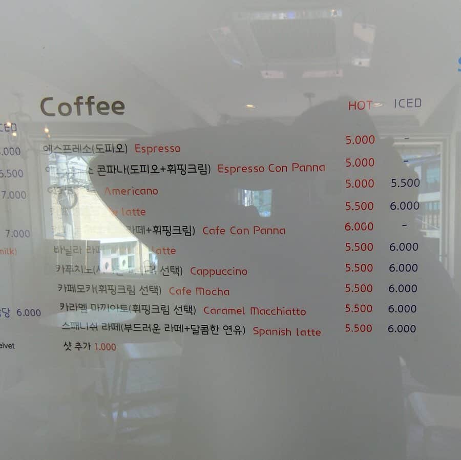 ハルハルさんのインスタグラム写真 - (ハルハルInstagram)「#韓国 の大人気カフェの魅力はパフェだけじゃない🇰🇷♡ ﻿ ﻿ あんにょん。のぼりんです🙋🏻‍♀️ ﻿ 韓国カフェと言われるとたくさん思い浮かぶほど、カフェ大国な韓国♡﻿ その中でもCafe de parisは日本人にも愛されていて有名ですよね🥰﻿ ﻿ 1番有名なメニューと言えば#봉봉 (ボンボン)🍓♡﻿ ﻿ #딸기봉봉 (いちごボンボン)や#망고봉봉 (マンゴボンボン)などがありめちゃくちゃ美味しいんです🥺💕💕﻿ ﻿ でもサイドメニューも実はとっても美味しいんですよ♡﻿ 半分にカットされたグレープフルーツが乗っていて魅力的なフレッシュジュース#리얼자몽 (リオルチャモン)💛🧡﻿ 見た目が可愛いしさっぱりしていて美味しいです！﻿ レモンとオレンジもあります🙆🏻‍♀️ ﻿ ﻿ ボンボンのパフェくらいボリューミーなので半分個してもいいかもです◎﻿ ﻿ ボンボンは16,000〜18,000ウォン﻿ フレッシュジュースは12,000〜13,000ウォン﻿ ﻿ Cafe de paris 7店舗﻿ #明洞 1号店﻿ #明洞 2号店﻿ #弘大 店﻿ #カロスキル 店﻿ #広安里 店﻿ #南浦洞 店﻿ #ロッテ百貨店光復 店﻿ ﻿ 写真はカロスキル店です☺︎ ﻿ また、六本木ヒルズに5月24日〜9月1日までのリミテッドストアとしてリニューアルオープンするそう🥳👏🏻💕﻿ ﻿ 日本の公式アカウントがあるからチェックしてみてね✔️﻿ 『 @cafedeparis_japan 』﻿ ﻿ #ハルスタ やハルハルをタグ付けしていただくと、﻿﻿﻿﻿ ハルハルの記事やInstagramに投稿させていただく場合がございます♡﻿ #하루스타 #하루하루 를 태그 하시면﻿﻿﻿﻿ 하루하루의 기사와 인스타그램에서 사용할 가능성이 있습니다♡﻿ ﻿﻿ ﻿ ﻿ #🇰🇷#cafedeparis#韓国#韓国カフェ#韓国情報#カフェ巡り﻿ #渡韓#韓国旅行#韓国女子ソウルカフェ#梨泰院#明洞カフェ#弘大カフェ#カロスキルカフェ#カフェ#カフェ好き﻿ #韓国好きな人と繋がりたい#카페」5月17日 17時02分 - haruharu_furyu