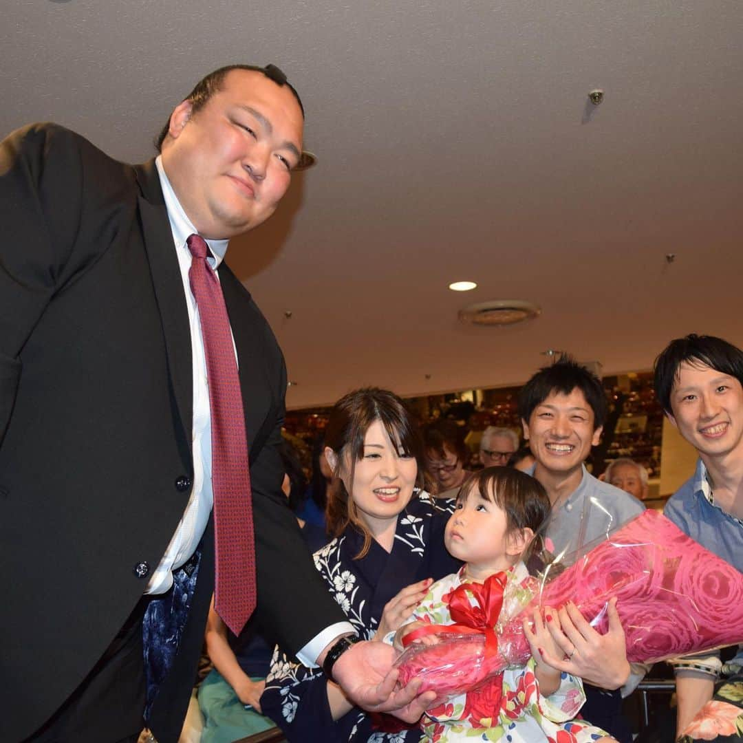 日本相撲協会さんのインスタグラム写真 - (日本相撲協会Instagram)「稀勢の里からバラの花束を🌹 ・ 本日、#sumoday キャンペーン当選者のイベントが行われました！ ・ 一月場所、三月場所中に #sumoday を付けて投稿いただいたお客様より、抽選で各１名様にマス席招待と親方よりバラの花束プレゼント！ ・ 今回は荒磯親方（元稀勢の里）がお客様にバラの花束をプレゼント🎁 五月もキャンペーン実施中です！ #sumo #相撲 #大相撲  #日本 #japan #五月場所  #両国 #国技館 #両国国技館 #稀勢の里 #sumoday」5月17日 17時03分 - sumokyokai