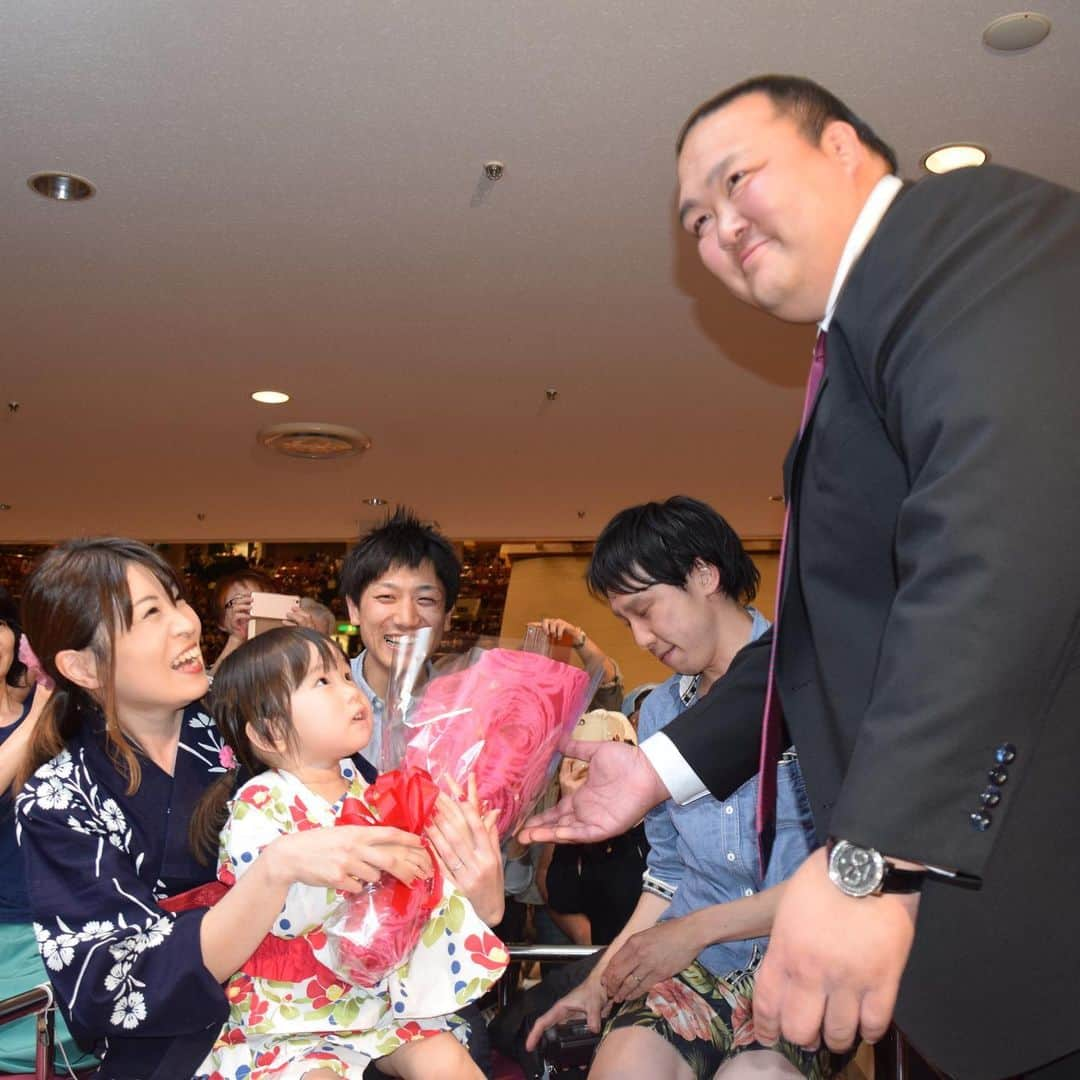 日本相撲協会さんのインスタグラム写真 - (日本相撲協会Instagram)「稀勢の里からバラの花束を🌹 ・ 本日、#sumoday キャンペーン当選者のイベントが行われました！ ・ 一月場所、三月場所中に #sumoday を付けて投稿いただいたお客様より、抽選で各１名様にマス席招待と親方よりバラの花束プレゼント！ ・ 今回は荒磯親方（元稀勢の里）がお客様にバラの花束をプレゼント🎁 五月もキャンペーン実施中です！ #sumo #相撲 #大相撲  #日本 #japan #五月場所  #両国 #国技館 #両国国技館 #稀勢の里 #sumoday」5月17日 17時03分 - sumokyokai