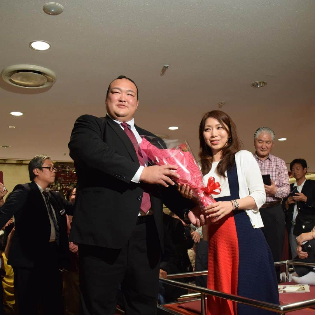 日本相撲協会さんのインスタグラム写真 - (日本相撲協会Instagram)「稀勢の里からバラの花束を🌹 ・ 本日、#sumoday キャンペーン当選者のイベントが行われました！ ・ 一月場所、三月場所中に #sumoday を付けて投稿いただいたお客様より、抽選で各１名様にマス席招待と親方よりバラの花束プレゼント！ ・ 今回は荒磯親方（元稀勢の里）がお客様にバラの花束をプレゼント🎁 五月もキャンペーン実施中です！ #sumo #相撲 #大相撲  #日本 #japan #五月場所  #両国 #国技館 #両国国技館 #稀勢の里 #sumoday」5月17日 17時03分 - sumokyokai