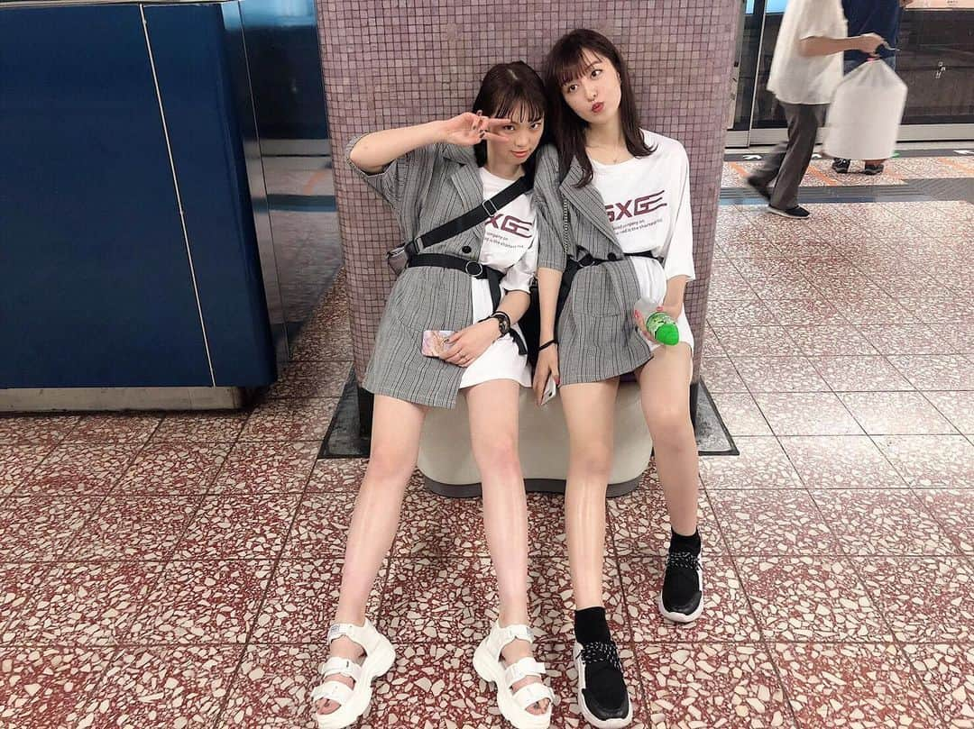 市野莉子さんのインスタグラム写真 - (市野莉子Instagram)「- りかりこと思いきや きこりこです（笑） 香港でお揃いの服買って 三つ子した❤️ - #りかりこ#双子#香港#香港旅行#ファッション#コーデ#twins#fashion#ootd#hongkong#followme」5月17日 17時08分 - riko_ichino