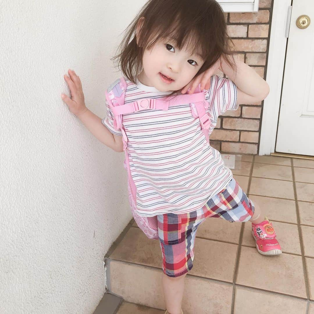 高村凛さんのインスタグラム写真 - (高村凛Instagram)「双子の妹、梨央奈💕  最近、このアイドルポーズがお気に入りらしい🥰  #双子 #双子妹 #双子3歳 #5人兄弟」5月17日 17時03分 - rin_takamura