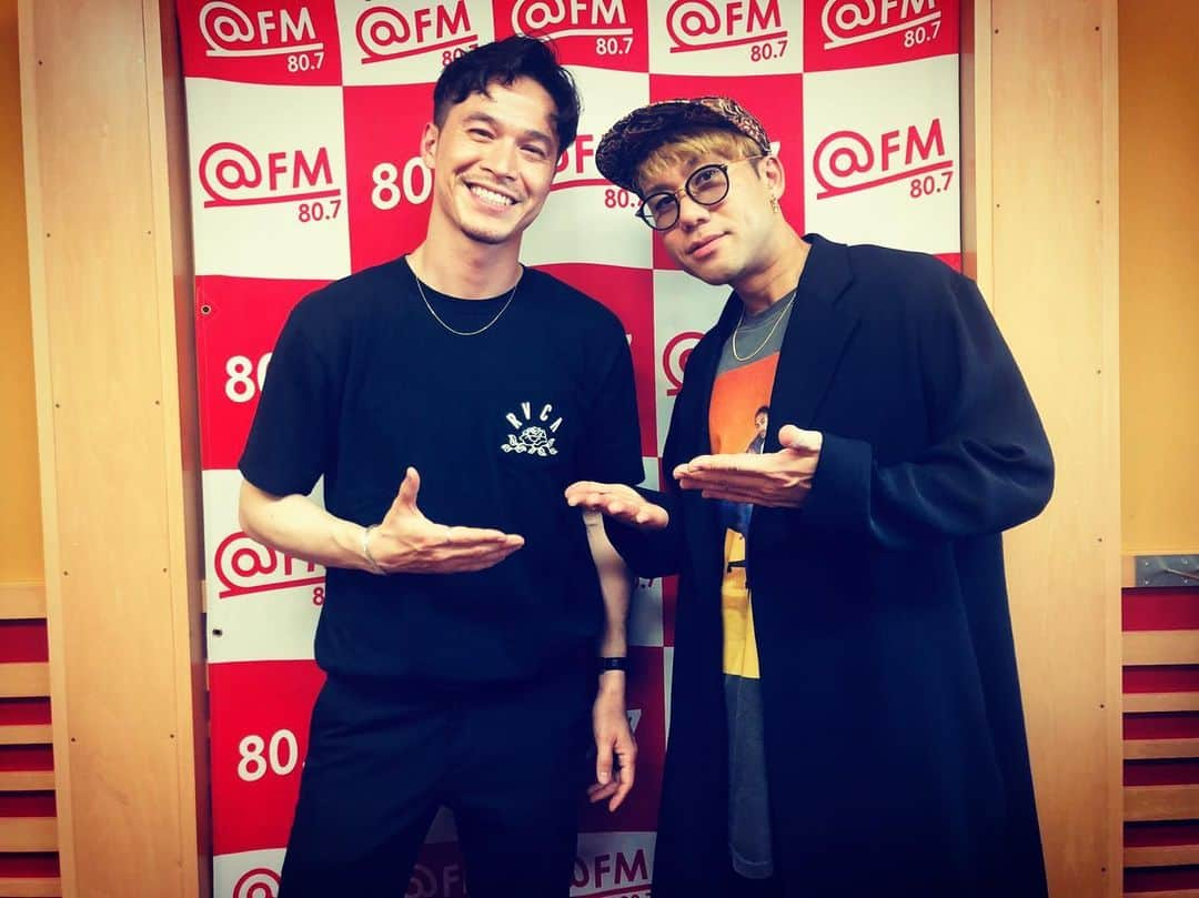 川畑要さんのインスタグラム写真 - (川畑要Instagram)「＠FM 「＠１　ｃｏｕｎｔｄｏｗｎ」に生出演しましたー‼️ soweluの弟くんがdjでびっくりしたな〜😵 久しぶりの再会に乾杯す🥂 💪(￣^￣)ゞ  #川畑要  #chemistry  #かなめ屋  #singer  #fm愛知 #ケリー隆介 くん  #sowelu」5月17日 17時04分 - kawabata1979