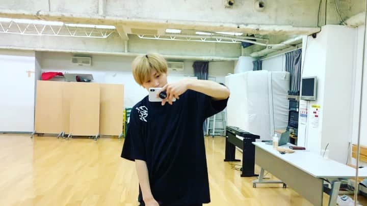 のインスタグラム：「こういう段差ちょうどいい . . . #acrobatics #tumbling #flip #parkour #tricking #ninja #rising #studio #tokyo #japan #shibuya #dance #street #bluetokyo #大舌恭平」