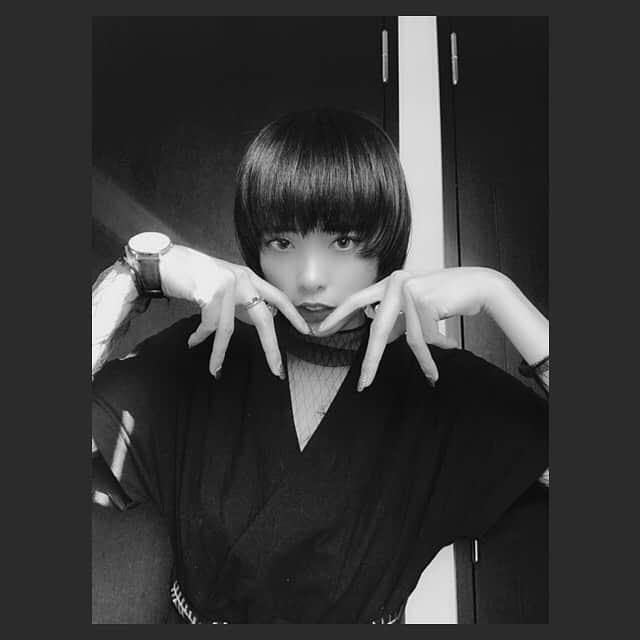 小林弥生さんのインスタグラム写真 - (小林弥生Instagram)「. . 謎ポーズ . 今日は渋谷ヴィレッジヴァンガードで リリースイベントです☺︎☺︎ 20:00～ 観覧フリーですよぉ❁⃘ . そしてネイルをやっとこさ変えれて のびのびだった爪とおさらば！！ 可愛くしてもらったので 写真撮ったら載せます📸 . #ヘア #hair #ヘアスタイル #hairstyle  #メイク #make #makeup #black  #モノクロ #写真 #photo」5月17日 17時10分 - yaaachan_k