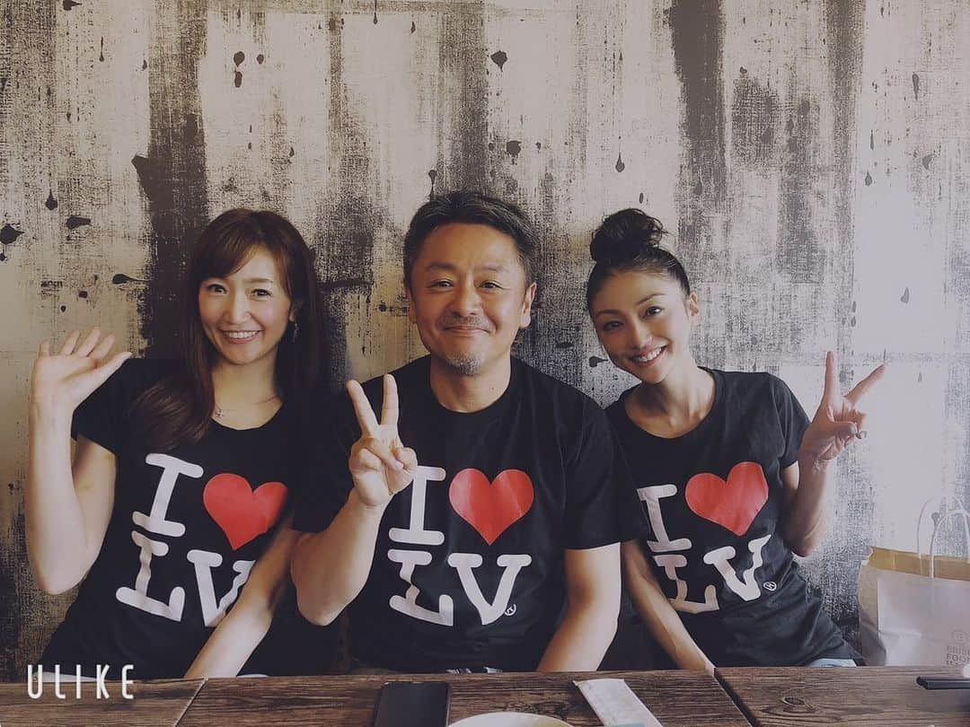 中川愛海さんのインスタグラム写真 - (中川愛海Instagram)「I❤️LV TシャツやKARUIZAWA CITY Tシャツ👚なんかお揃いは嬉しいし可愛い❤️ 美央ママから頂いたさらにラスベガスお土産が可愛い❤️ アレゴリーでも色々新しい雑貨を買って玄関いい感じ。 手作りのステンドグラスも以前頂きましたがお気に入り！ @ami_nakagawa_  #中川愛海  @algr_inst  #アレゴリー #代官山アレゴリー #可愛い雑貨 #玄関インテリア #中川愛海 #ありがとう #ilovelv #karuizawacity」5月17日 17時10分 - ami_nakagawa_