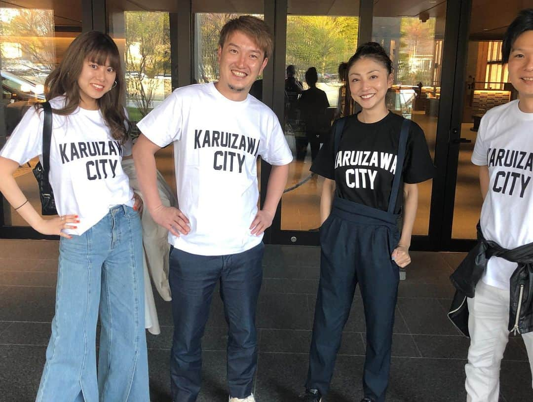 中川愛海さんのインスタグラム写真 - (中川愛海Instagram)「I❤️LV TシャツやKARUIZAWA CITY Tシャツ👚なんかお揃いは嬉しいし可愛い❤️ 美央ママから頂いたさらにラスベガスお土産が可愛い❤️ アレゴリーでも色々新しい雑貨を買って玄関いい感じ。 手作りのステンドグラスも以前頂きましたがお気に入り！ @ami_nakagawa_  #中川愛海  @algr_inst  #アレゴリー #代官山アレゴリー #可愛い雑貨 #玄関インテリア #中川愛海 #ありがとう #ilovelv #karuizawacity」5月17日 17時10分 - ami_nakagawa_