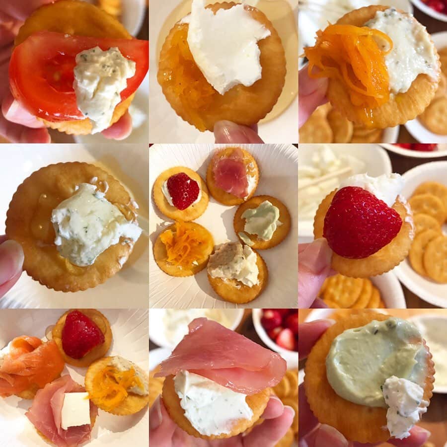 紀伊さつきのインスタグラム：「#リッツパーティー をしました。 コスパ良すぎてびっくりしちゃった。 ・ #リッツ #生ハム #チーズ #キャロットラペ (学生さん手作り) #いちご #トマト #アンチョビ #トマトバジル #カプレーゼ #アボカド #わさび #ジャム #サーモン #はちみつ #アイス」