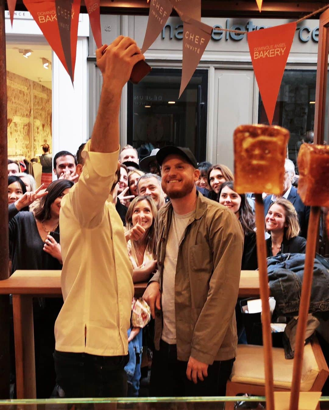 DOMINIQUE ANSEL BAKERYさんのインスタグラム写真 - (DOMINIQUE ANSEL BAKERYInstagram)「First Paris #anselfie! Thank you all for such a warm welcome. And excited to offer our pastries for the first time in France since I last worked here 14 years ago.」5月17日 17時11分 - dominiqueansel