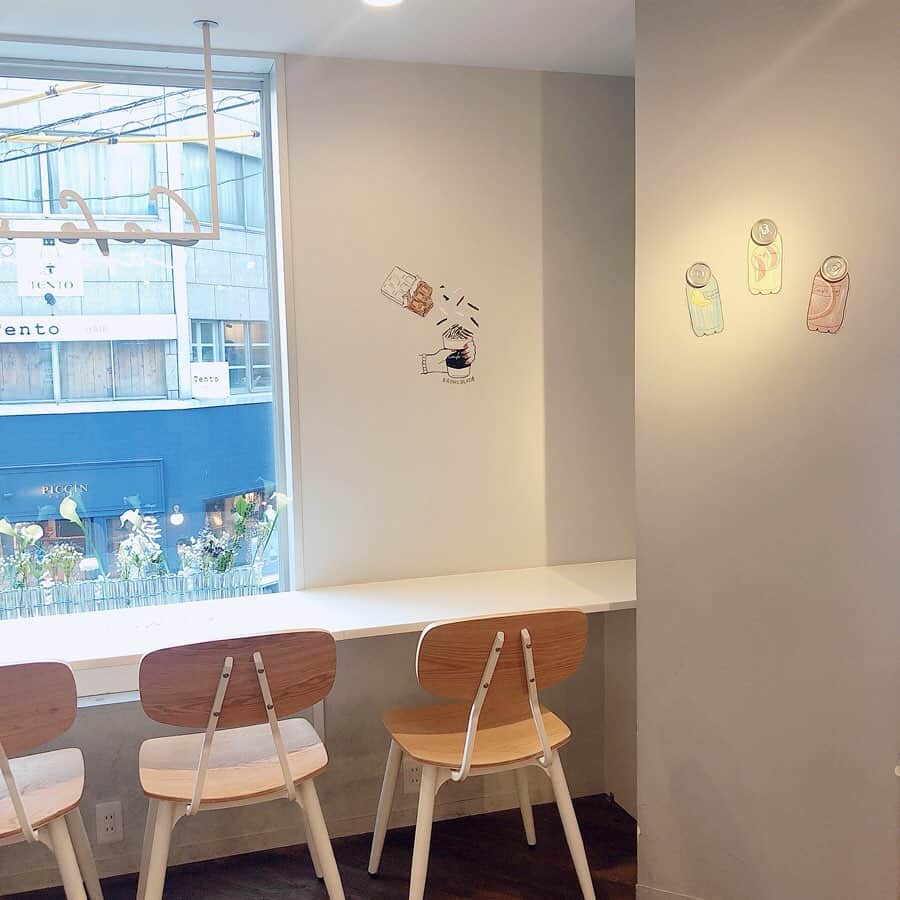 大井智保子さんのインスタグラム写真 - (大井智保子Instagram)「昨日はみのりちゃんとお茶😘  気になっていたおしゃれカフェへ🌷 Cafe no. Hiroshima ☺︎ . 人気のタピオカ無視して、 やっぱりチョコミントシェイクじゃろ♡ みのりちゃんはオレオシェイク🍫 店内は映え写真撮る用の壁や台がいたるところに📷 かわいいお店でした♡♡ . (原宿にもあるらしい) . #cafeno #cafenohiroshima  #チョコミン党 #チョコミン活 #チョコミント #チョコミントシェイク  #オレオシェイク #シェイク #mintchocolate #mint #chocolatemint #shake #oleoshake #広島カフェ #広島cafe #カフェ#広島 #hiroshima #カフェ巡り #タピオカ #インスタ映え #おしゃれカフェ #テイクアウト #takeout #togo #chihoko飯」5月17日 17時11分 - chihokoi