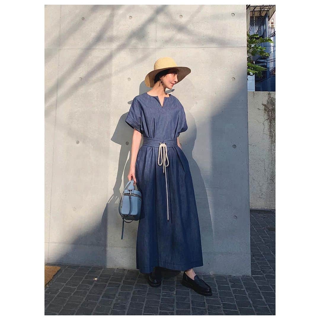 愛可さんのインスタグラム写真 - (愛可Instagram)「・ 久しぶりにOOTD👗 東京は初夏の気候！という事で、オーバーサイズのダンガリー生地のロングワンピースに、日焼け防止の麦わら帽で。  これに、かごバックとサンダルではまだ早い気がしたので、 Epoiのブルーのバニティで。  最近毎日履いているパラブーツ のネイビーのローファーは、ソールがラバー素材なので、スニーカーの様な履き心地で疲れ知らずでおススメです。 ポテっとしたデザインも好きです。 ・ ・ Dress. @ebure_official  Hat. @ronhermanstore  Bag. @epoi_official  Shoes. @paraboot_official  Pierce. @rabbitneck #aikassootd  #私服 #ダンガリーワンピース #parabootORSAY #バニティバッグ #マリンワンピース」5月17日 17時24分 - aikick