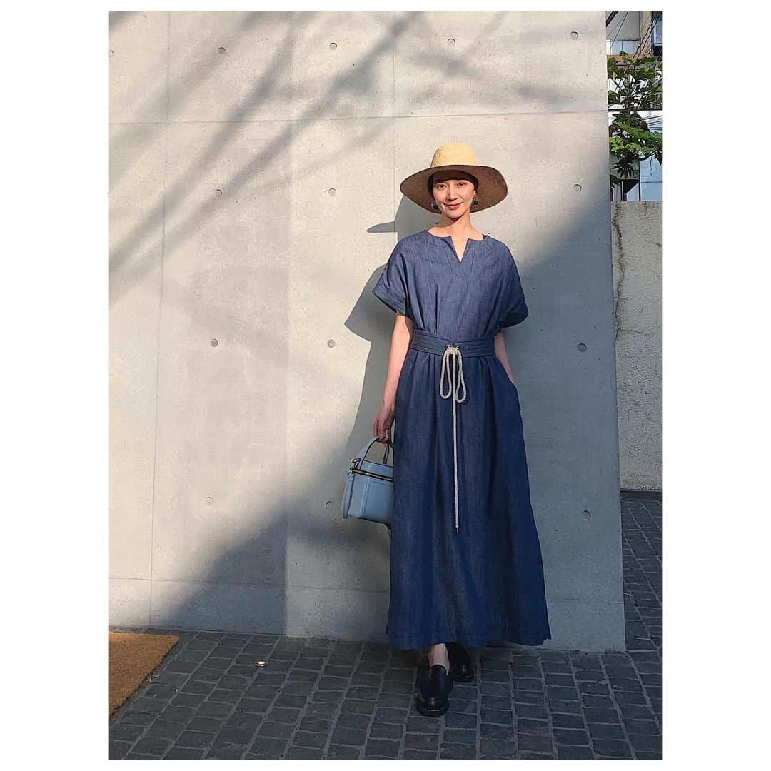 愛可さんのインスタグラム写真 - (愛可Instagram)「・ 久しぶりにOOTD👗 東京は初夏の気候！という事で、オーバーサイズのダンガリー生地のロングワンピースに、日焼け防止の麦わら帽で。  これに、かごバックとサンダルではまだ早い気がしたので、 Epoiのブルーのバニティで。  最近毎日履いているパラブーツ のネイビーのローファーは、ソールがラバー素材なので、スニーカーの様な履き心地で疲れ知らずでおススメです。 ポテっとしたデザインも好きです。 ・ ・ Dress. @ebure_official  Hat. @ronhermanstore  Bag. @epoi_official  Shoes. @paraboot_official  Pierce. @rabbitneck #aikassootd  #私服 #ダンガリーワンピース #parabootORSAY #バニティバッグ #マリンワンピース」5月17日 17時24分 - aikick