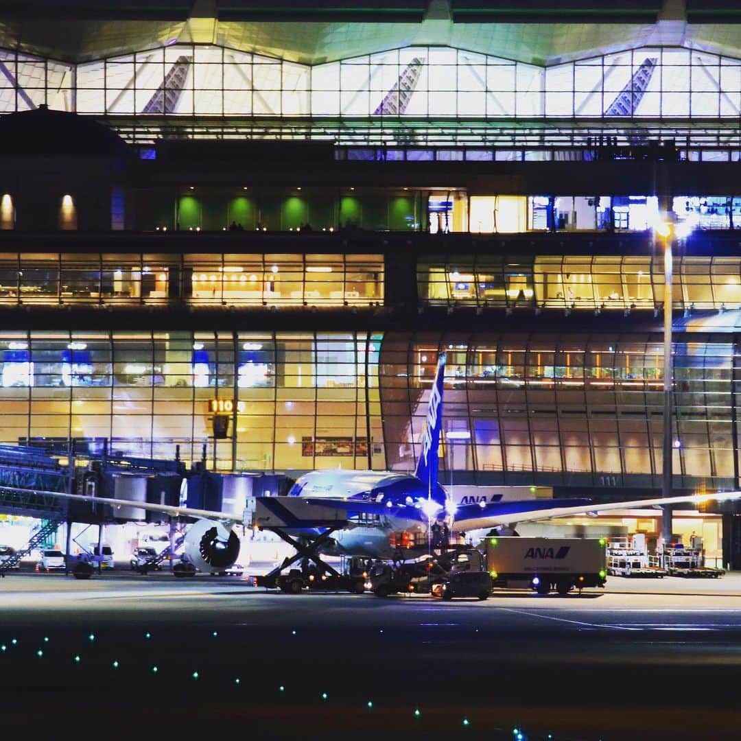 ANAのインスタグラム：「キラキラ輝く時間🌟  #ソラマニ_ヒコーキ #空港夜景 #キラキラ #✨#東京 #羽田 #羽休め #旅行 #空港デート #飛行機 #nightview #hanedaairport #airport #anaairplane #travel #trip #japantrip  ANAの飛行機は「#ソラマニ_ヒコーキ 」をつけて投稿してね💙インスタやANAの各メディアでご紹介していきます✈️」