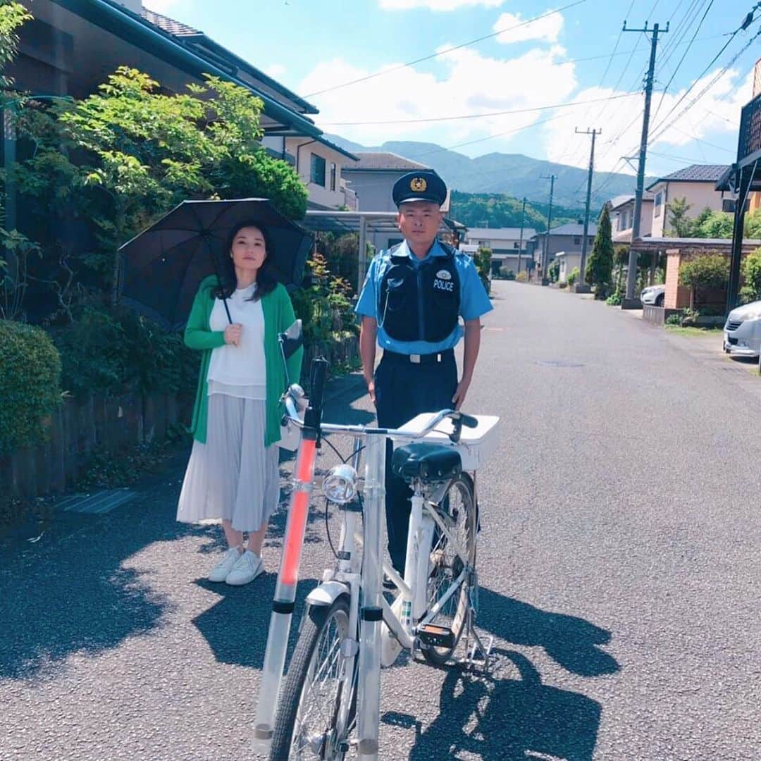 平野ノラさんのインスタグラム写真 - (平野ノラInstagram)「新緑とポリスとあたし。 🌲👮‍♀️🙍‍♀️ #あばれる君 さん #平野ノラ #撮影中 #okバブリー」5月17日 17時29分 - noranoranora1988