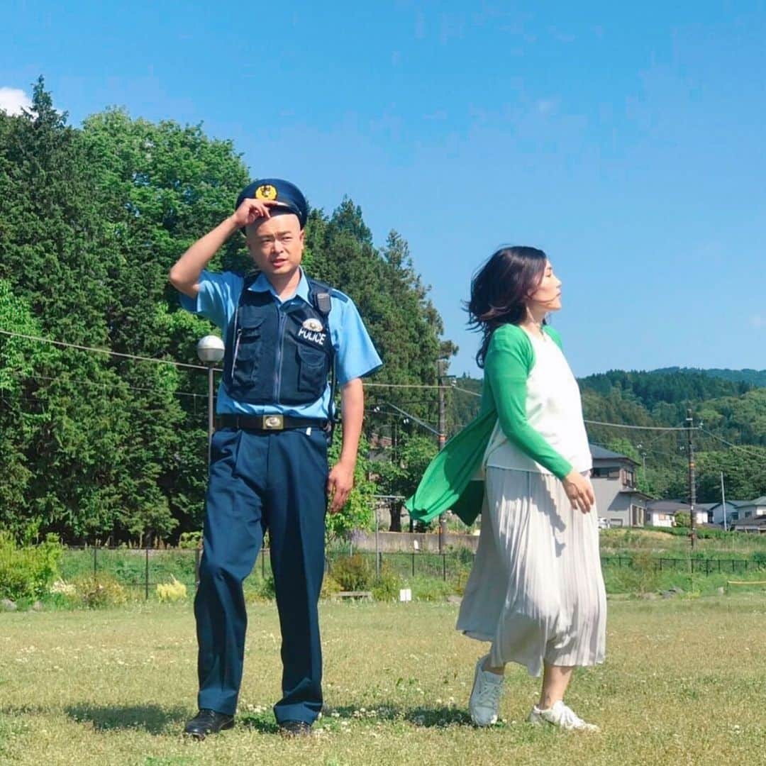 平野ノラさんのインスタグラム写真 - (平野ノラInstagram)「新緑とポリスとあたし。 🌲👮‍♀️🙍‍♀️ #あばれる君 さん #平野ノラ #撮影中 #okバブリー」5月17日 17時29分 - noranoranora1988