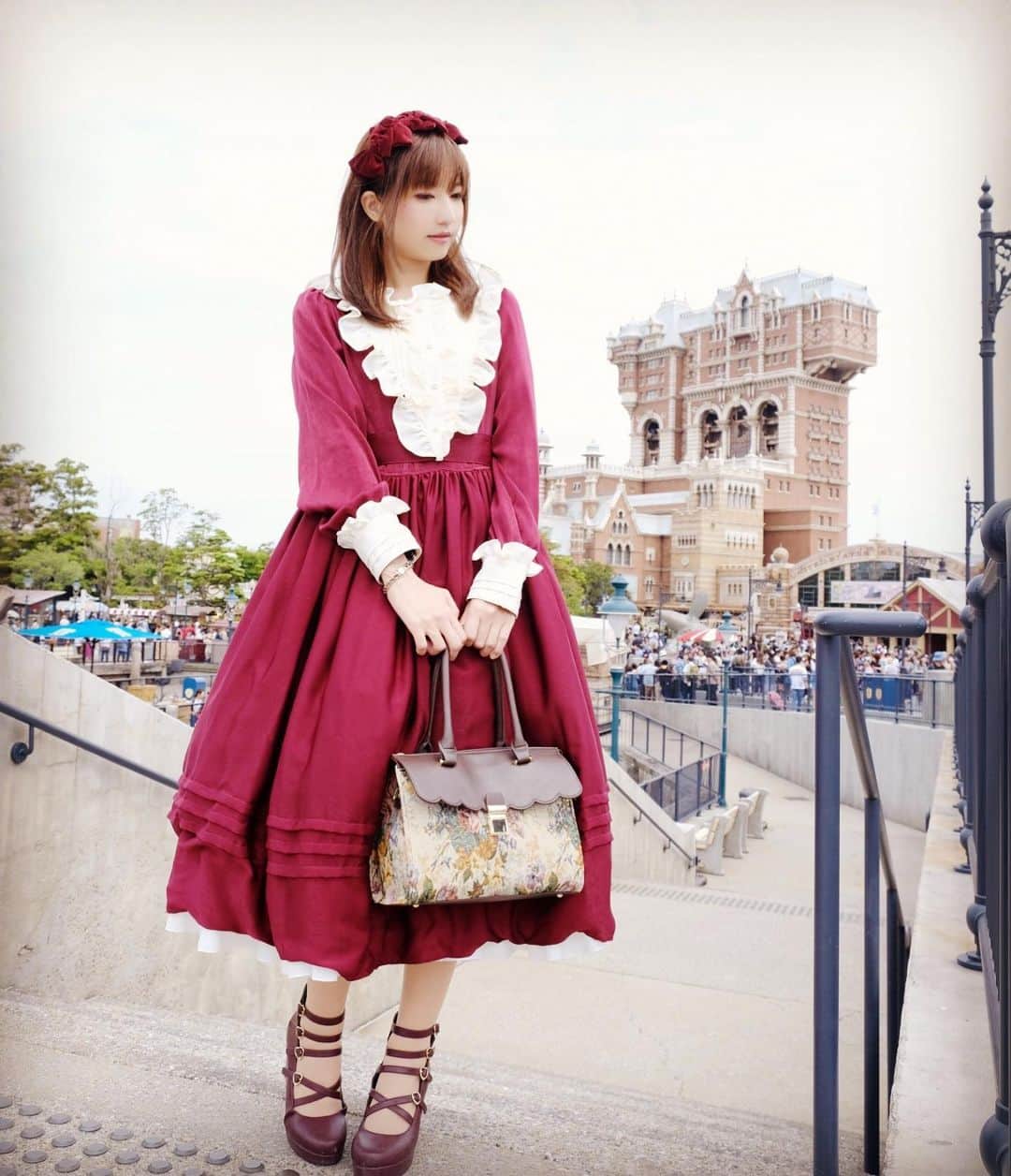 渚のインスタグラム：「ワンピース: Baroque カチューシャ: Ange 靴:シークレットハニー  バッグ:axes femme #ディズニー #ポートレート #disney #disneysea #ディズニーシー #portrait #lolita #classiclolita」
