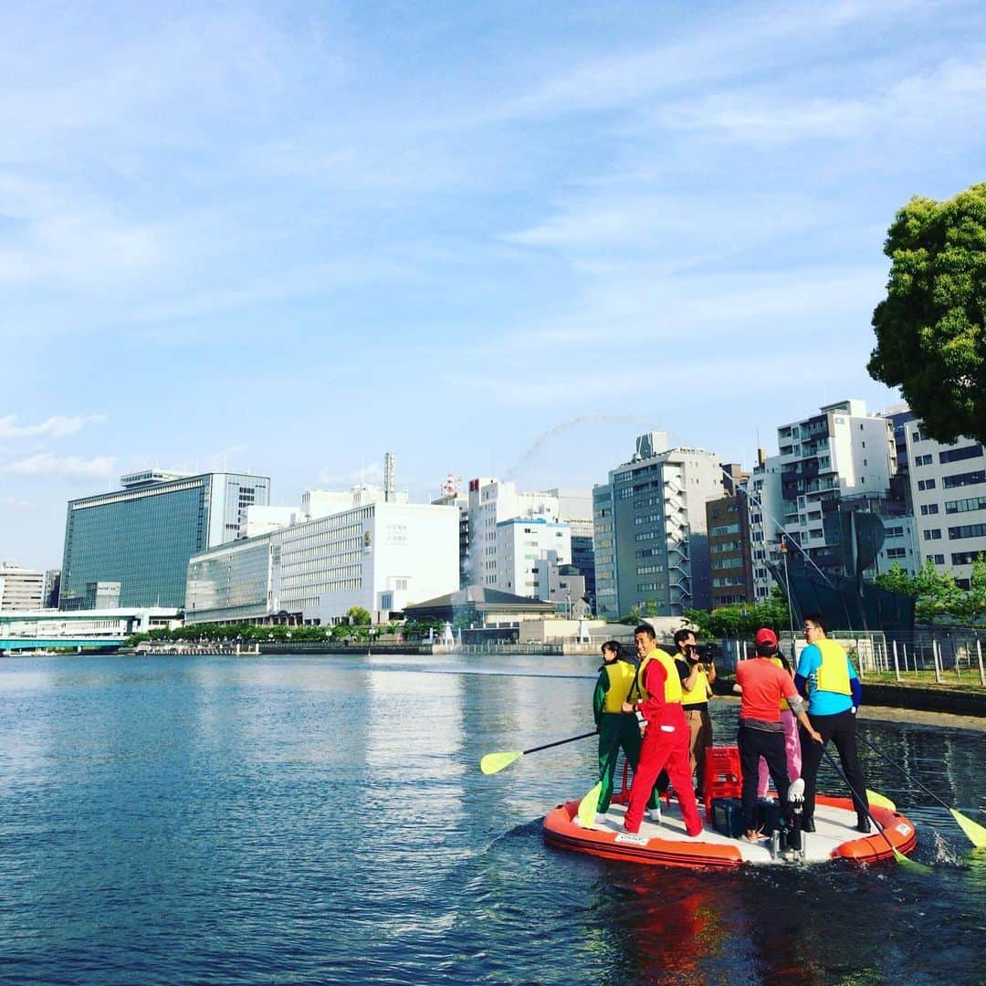 石田靖さんのインスタグラム写真 - (石田靖Instagram)「テレビ大阪⑦ 『かがくdeムチャミタス』で たこやきレインボーのさくら&かれんと大阪市立大学の嘉名先生をお迎えして大阪の川をぶらり😆 SUPで中之島を往復〜大阪リバーの魅力に迫ります 川から観る大阪の街に、幻の魚との出逢い⁉️もあるかも… OAお楽しみに‼️ #テレビ大阪 #かがくdeムチャミタス #たこやきレインボー #たこ虹 #大阪リバー #SUP #川の駅はちけんや  #3枚目の写真 #橋の下をくぐる #水晶橋 #幻の魚 #中之島公会堂 #4枚目の写真 #北浜カフェ  #北浜アイランド #北浜island  #一期一笑  #石田靖」5月17日 17時19分 - yasulog