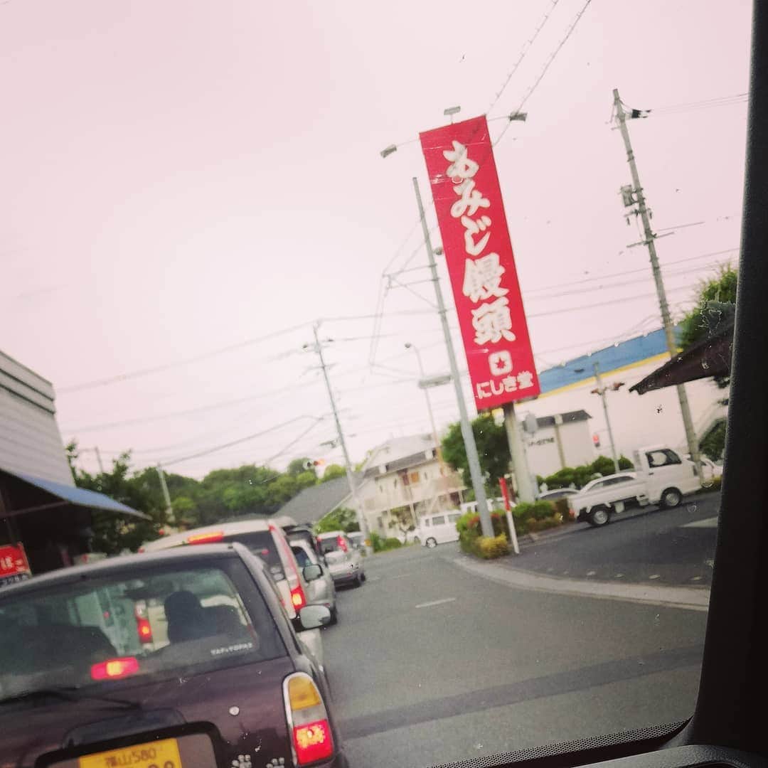 松本隆博のインスタグラム：「。 地方都市のラッシュアワー の裏道は、とんでもなく 混む。地方あるある。 (ー_ー)!!」