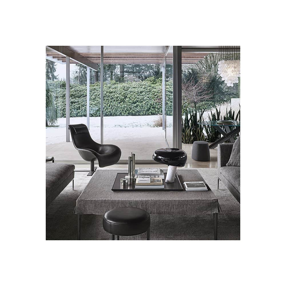 B&B Italiaさんのインスタグラム写真 - (B&B ItaliaInstagram)「A modern touch in the heart of nature: B&B Italia enhances the interiors of 'Haus Kemper' by Richard Neutra, in Wuppertal, Germany, with the Charles sofa, Mart armchair, Mirto Indoor low table and the Bolt Table. Photo credits: Federico Cedrone . #bebitalia #antoniocitterio #mariobellini #furnituredesign」5月17日 17時20分 - bebitalia