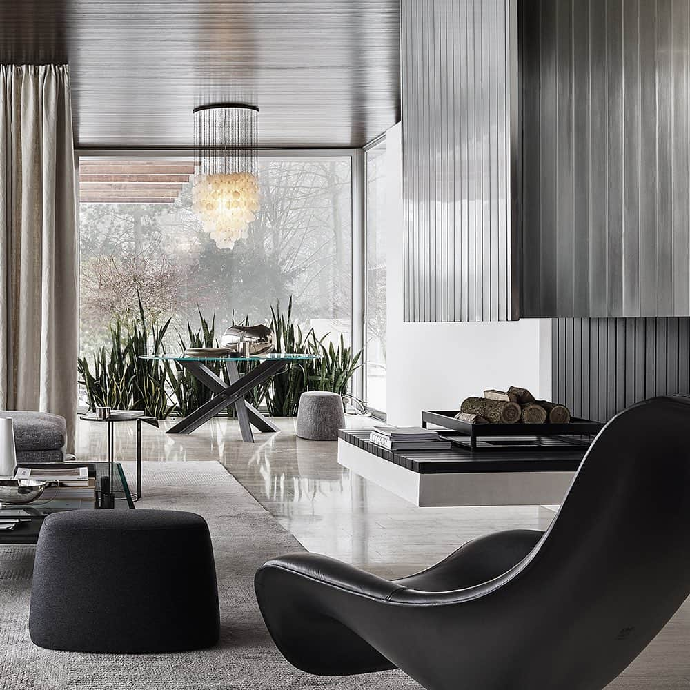 B&B Italiaさんのインスタグラム写真 - (B&B ItaliaInstagram)「A modern touch in the heart of nature: B&B Italia enhances the interiors of 'Haus Kemper' by Richard Neutra, in Wuppertal, Germany, with the Charles sofa, Mart armchair, Mirto Indoor low table and the Bolt Table. Photo credits: Federico Cedrone . #bebitalia #antoniocitterio #mariobellini #furnituredesign」5月17日 17時20分 - bebitalia